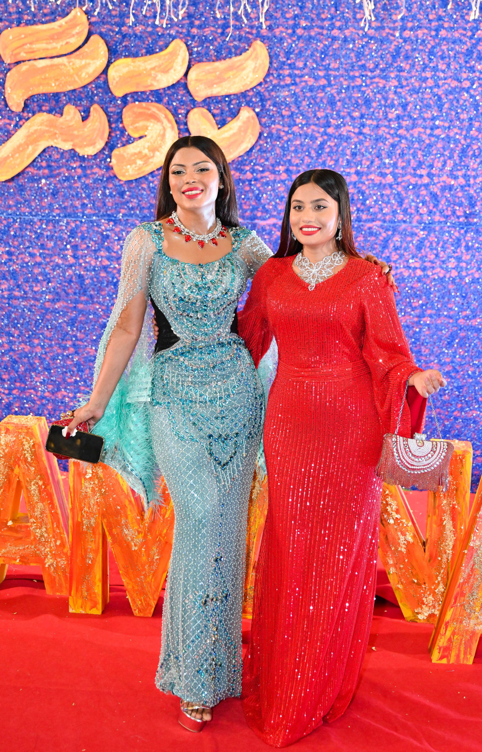 "ކަމަނާ"ގެ ރެޑްކާޕެޓުގައި އެ ފިލްމުގައި ލީޑު ރޯލު ކުޅޭ ތަރި މަރިޔަމް އައްޒަ އަދި އެކްޓްރެސް އައިޝަތު ލަހުފާ (ލާކް).-- ފޮޓޯ: ނިޝާން އަލީ | މިހާރު