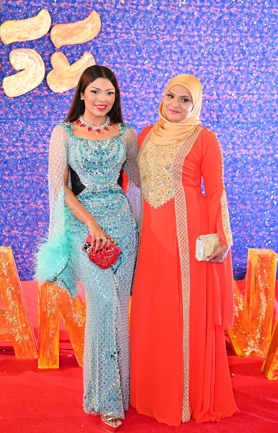 "ކަމަނާ"ގެ ރެޑްކާޕެޓުގައި ޝީލާ ނަޖީބާއި މަރިޔަމް އައްޒަ.-- ފޮޓޯ: ނިޝާން އަލީ | މިހާރު