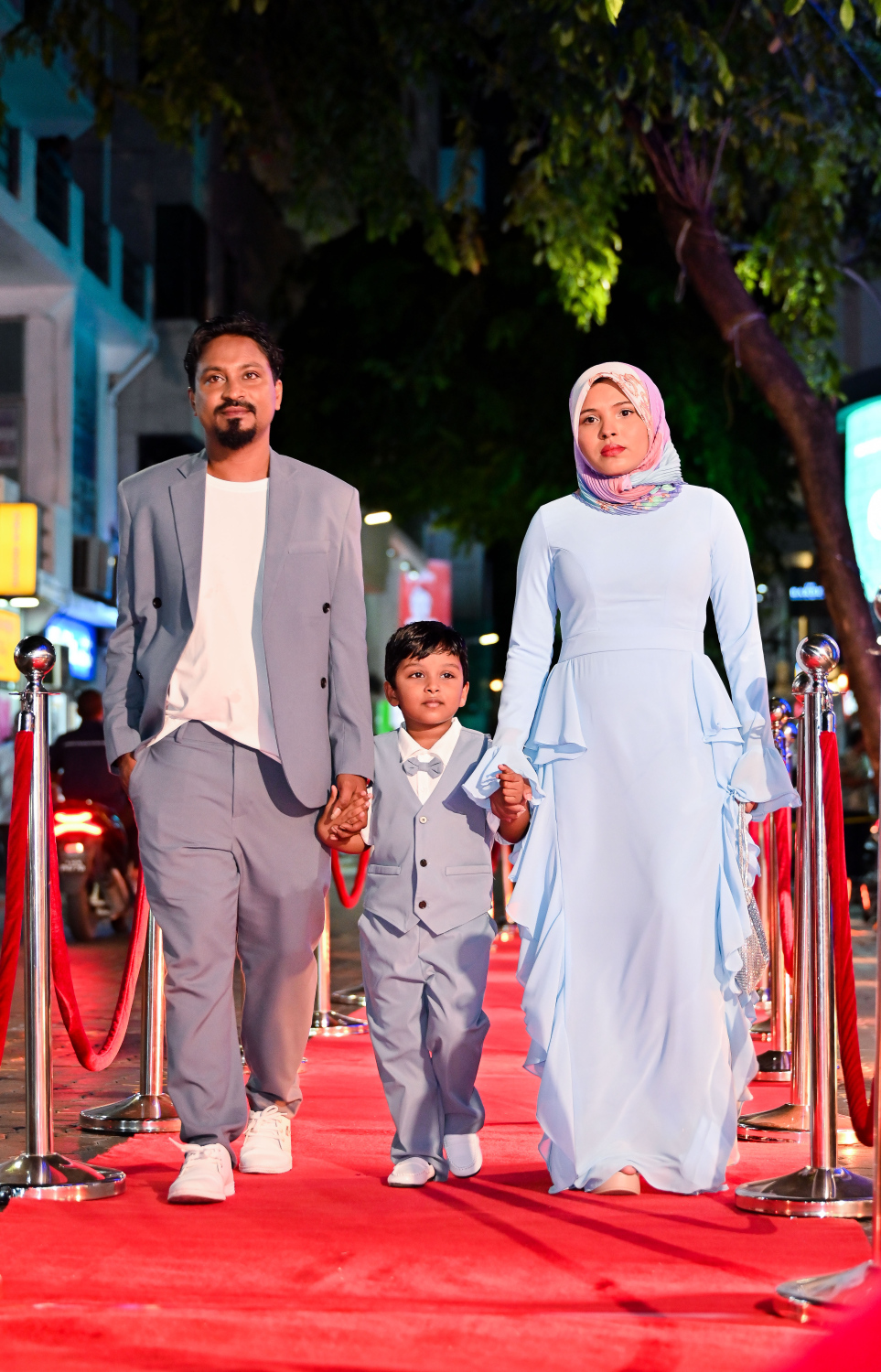 "ކަމަނާގެ" ރެޑްކާޕެޓުގައި އެ ފިލްމުގެ ޑައިރެކްޓަރު ހުސެއިން މުނައްވަރާއި އޭނާގެ އާއިލާ.-- ފޮޓޯ: ނިޝާން އަލީ | މިހާރު