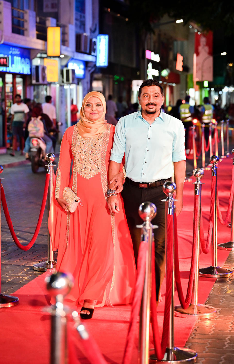 ހުސައިން މުނައްވަރު ޑައިރެކްޓް ކޮށްގެން ގެނެސްދިން ފިލްމު "ކަމަނާ" ގެ ރެޑްކާޕެޓުގައި އެކްޓަރު މުހައްމަދު މަނިކާއި އޭނާގެ އަންހެނުން އަދި އެކްޓްރެސް ޝީލާ ނަޖީބް.-- ފޮޓޯ: ނިޝާން އަލީ | މިހާރު