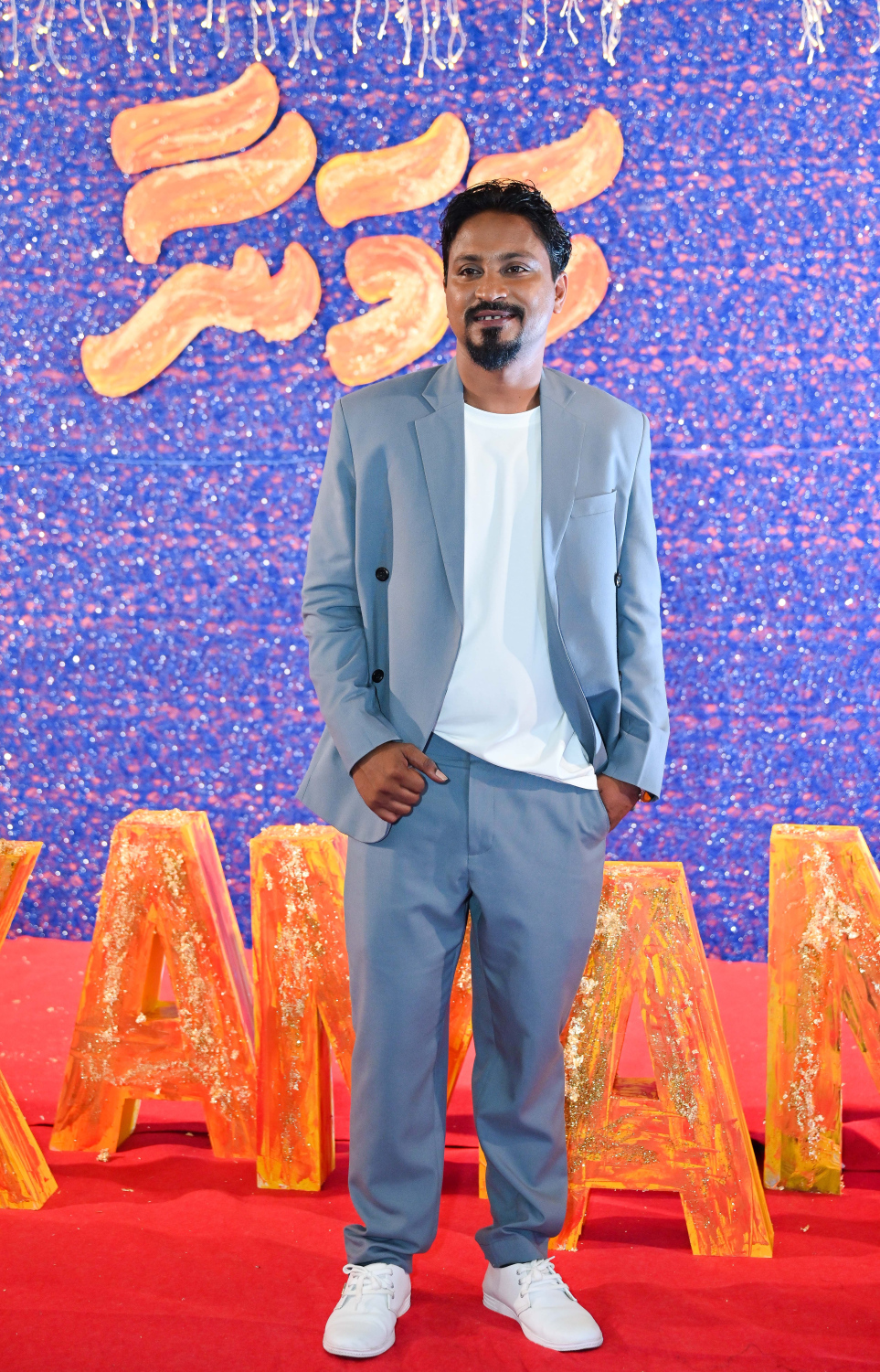 "ކަމަނާ"ގެ ރެޑްކާޕެޓުގައި އެ ފިލްމުގެ ޑައިރެކްޓަރު ހުސައިން މުނައްވަރު.-- ފޮޓޯ: ނިޝާން އަލީ | މިހާރު