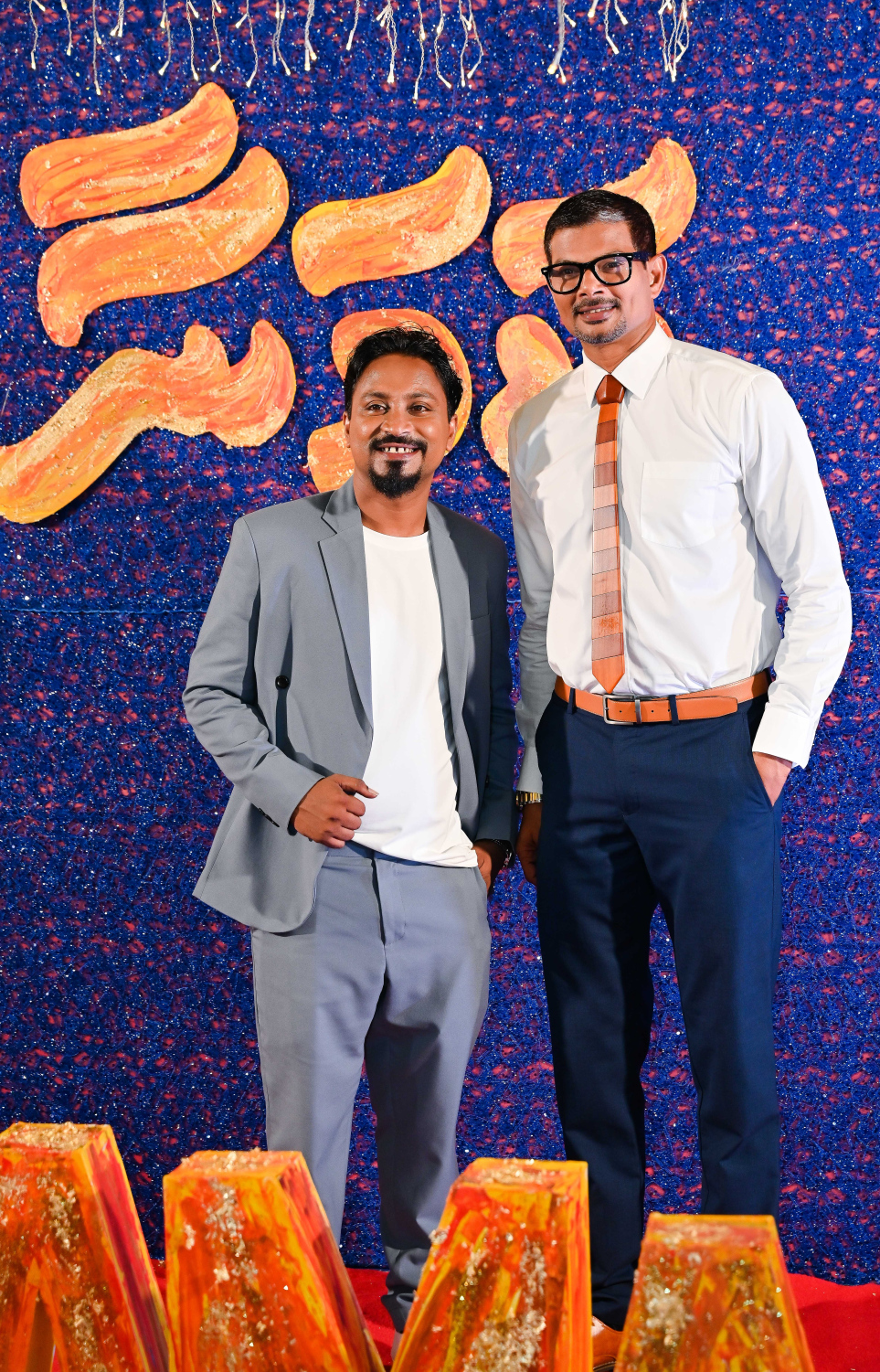 "ކަމަނާ"ގެ ރެޑްކާޕެޓުގައި އެ ފިލްމުގެ ޑައިރެކްޓަރު ހުސައިން މުނައްވަރާއި އެކްޓަރު އަލީ ސީޒަން.-- ފޮޓޯ: ނިޝާން އަލީ | މިހާރު