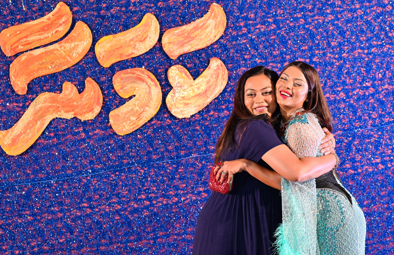 "ކަމަނާ"ގެ ރެޑްކާޕެޓުގައި އެ ފިލްމުގެ ލީޑު ރޯލު ކުޅޭ ތަރި މަރިޔަމް އައްޒަ އާއި އޭނާގެ ދައްތަ އަދި އެކްޓްރެސް އައިޝަތު ރިޝްމީ.-- ފޮޓޯ: ނިޝާން އަލީ | މިހާރު