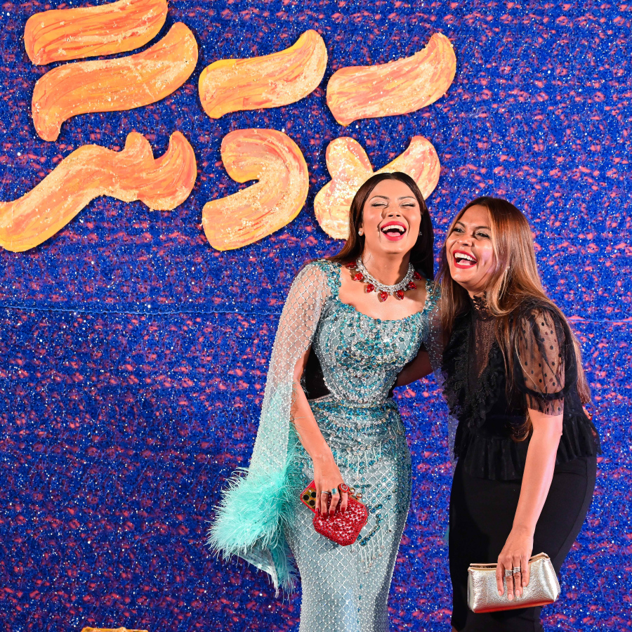 "ކަމަނާ"ގެ ރެޑްކާޕެޓުގައި އެ ފިލްމުގެ ލީޑު ރޯލު ކުޅޭ ތަރި މަރިޔަމް އައްޒަ އާއި އެހެން މީހަކު.-- ފޮޓޯ: ނިޝާން އަލީ | މިހާރު