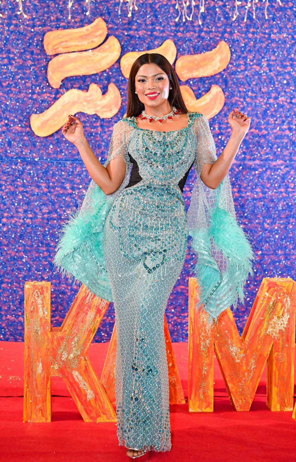 "ކަމަނާ"ގެ ރެޑްކާޕެޓުގައި އެ ފިލްމުގައި ލީޑު ރޯލު ކުޅޭ ތަރި މަރިޔަމް އައްޒަ.-- ފޮޓޯ: ނިޝާން އަލީ | މިހާރު