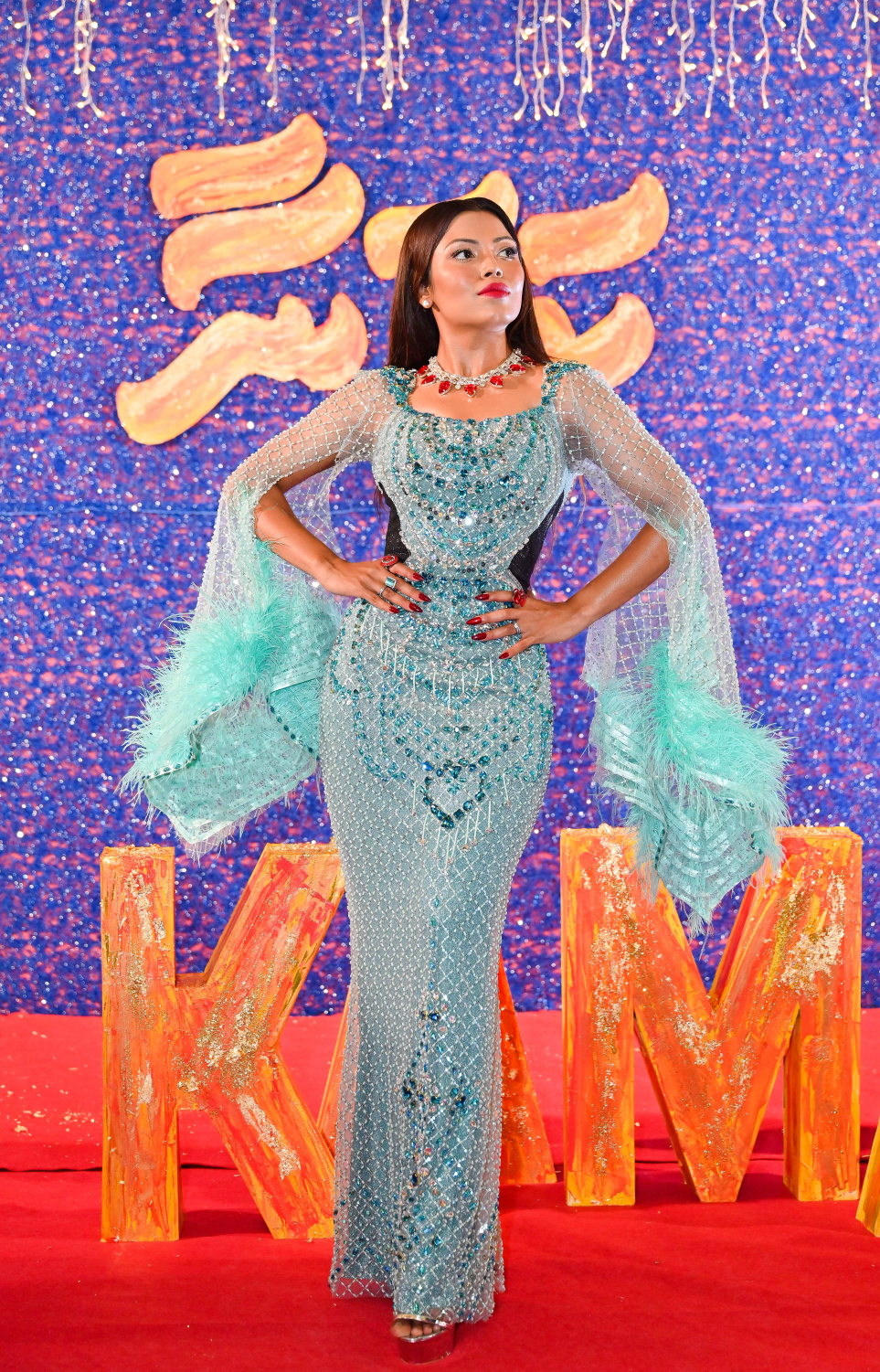 "ކަމަނާ"ގެ ރެޑްކާޕެޓުގައި އެ ފިލްމުގައި ލީޑު ރޯލު ކުޅޭ ތަރި މަރިޔަމް އައްޒަ.-- ފޮޓޯ: ނިޝާން އަލީ | މިހާރު