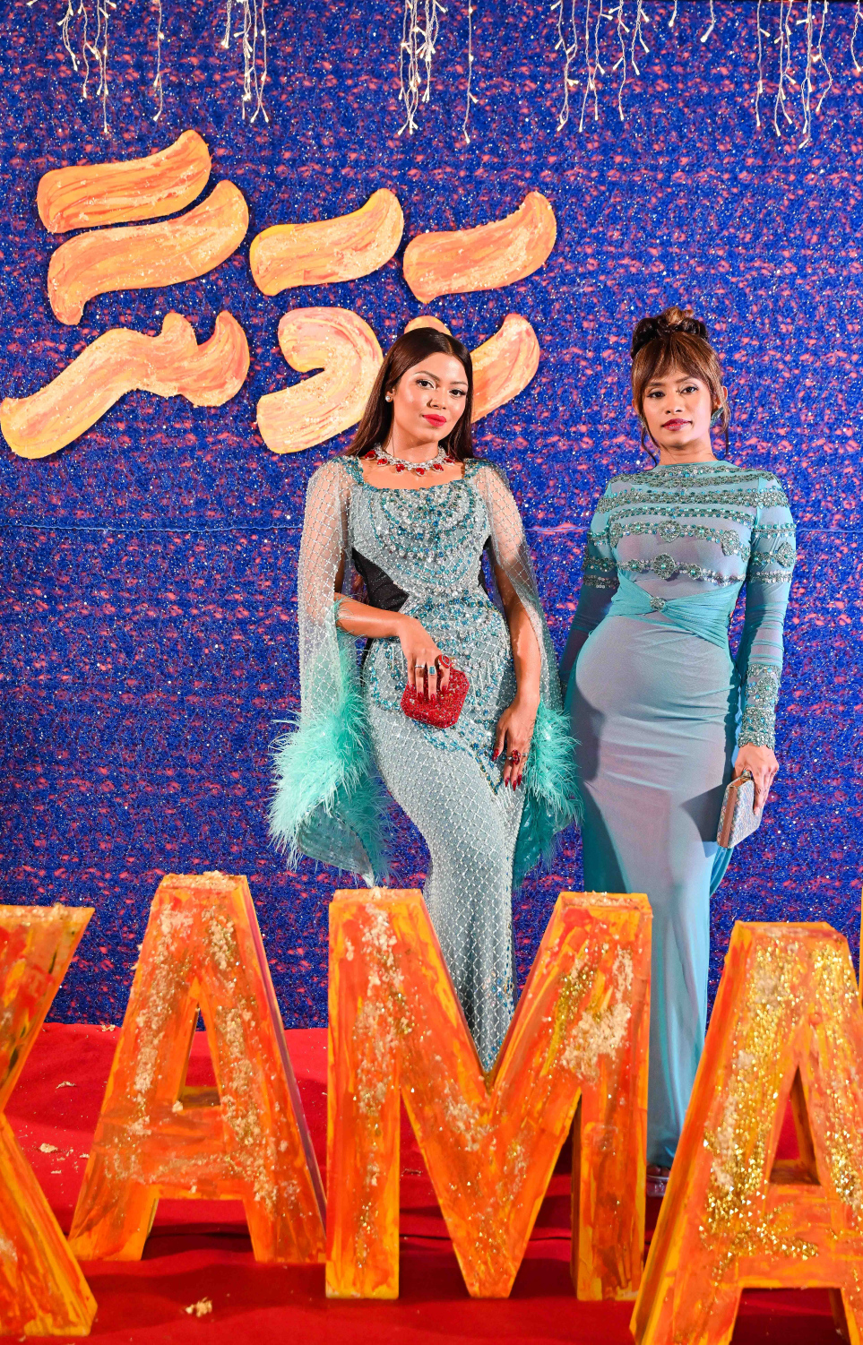 "ކަމަނާ"ގެ ރެޑްކާޕެޓުގައި އެ ފިލްމުގައި ލީޑު ރޯލު ކުޅޭ ތަރި މަރިޔަމް އައްޒަ އާއި ލަވަކިޔުންތެރިޔާ މަރިޔަމް އަޝްފާ.-- ފޮޓޯ: ނިޝާން އަލީ | މިހާރު