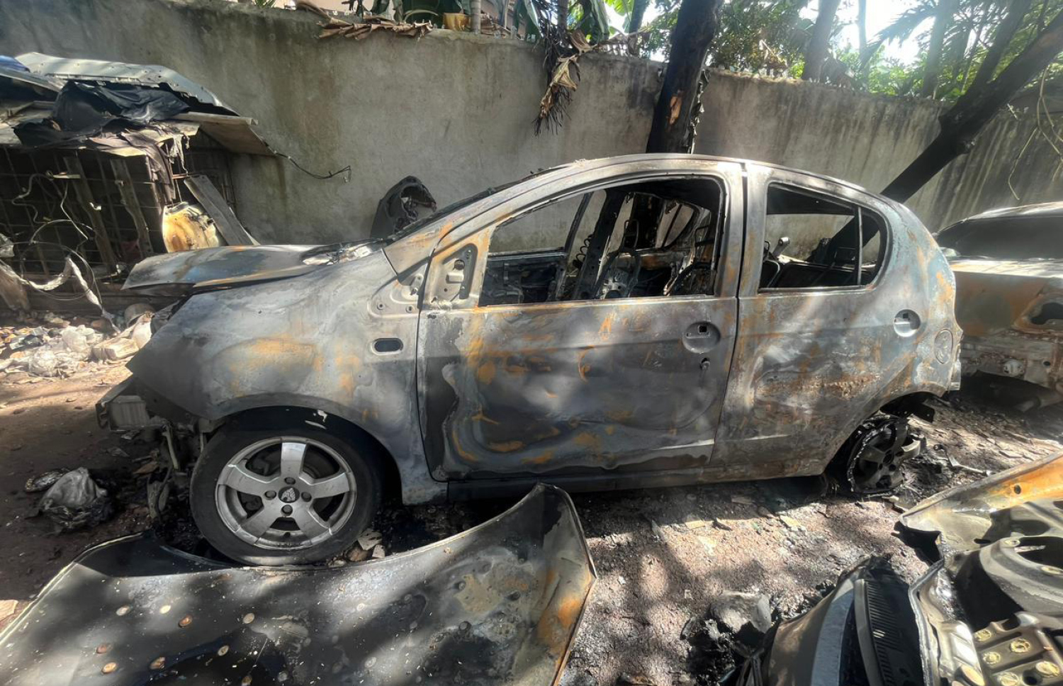 ލަންކާގެ ގަރާޖެއްގައި ބާއްވާފައި އޮތް ހައިތަމްގެ ކާރު އަނދައި ހުލިވެފައި.