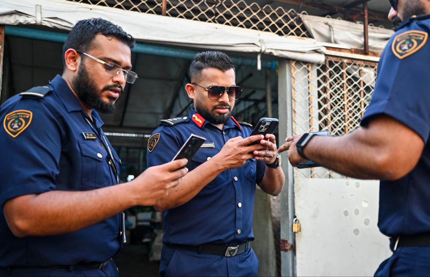 ގަވާއިދާ ހިލާފަށް އުޅޭ ބިދޭސީން ހޯދައި ޑީޕޯޓްކުރުމަށް މޯލްޑިވްސް އިމިގްރޭޝަނުން މިއަދު މާލޭގައި ހިންގި އޮޕަރޭޝަނުގައި އިމިގްރޭޝަން ކޮންޓްރޯލަރު މުހައްމަދު ޝައްމާން ބައިވެރިވެވަޑައިގަންނަވަނީ -- ފޮޓޯ: ފަޔާޒު މޫސާ | މިހާރު