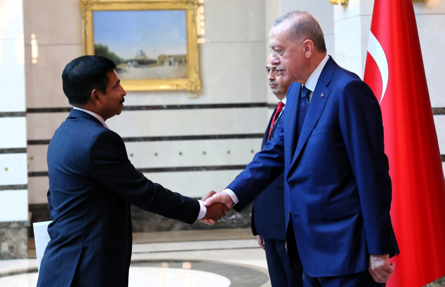 އަބްދުއްރަހީމް ސަފީރުކަމުގެ ފަތްކޮޅު ތުރުކީގެ ރައީސް އުރުދުޣާން އަށް މިއަދު އަރުވަނީ. --ފޮޓޯ: ފޮރިން މިނިސްޓްރީ