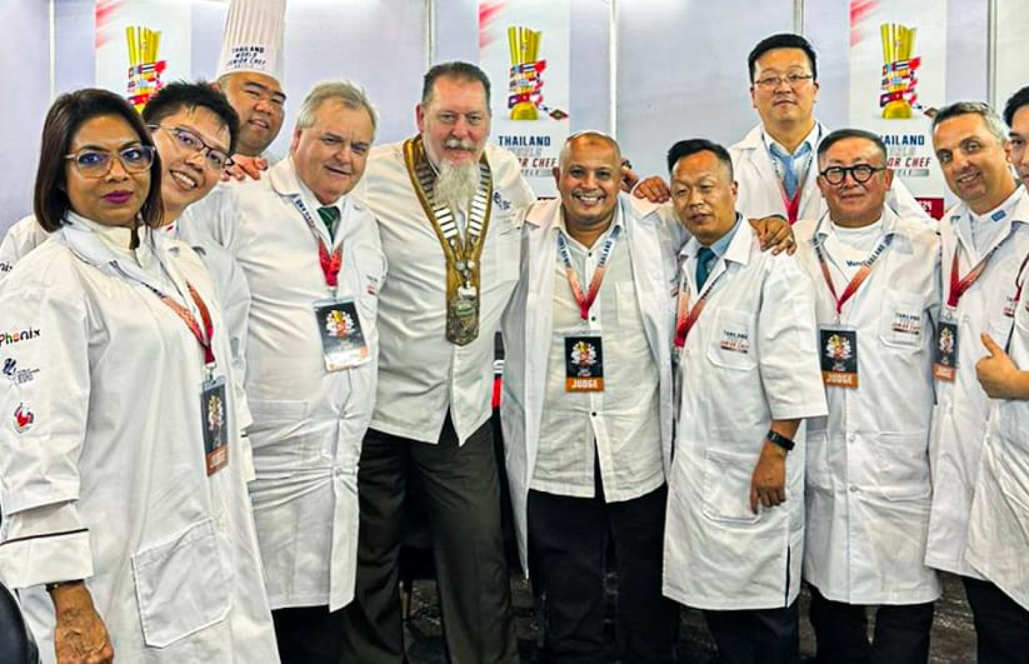 މާސްޓާ ޝެފް މަހާ ނަސީރު، ތައިލެންޑުގެ ވޯލްޑް ޖޫނިޔާ ސެފް ޗެލެންޖުގައި ބައިވެރިވާ އެހެން ޝެފުންނާ އެކު.