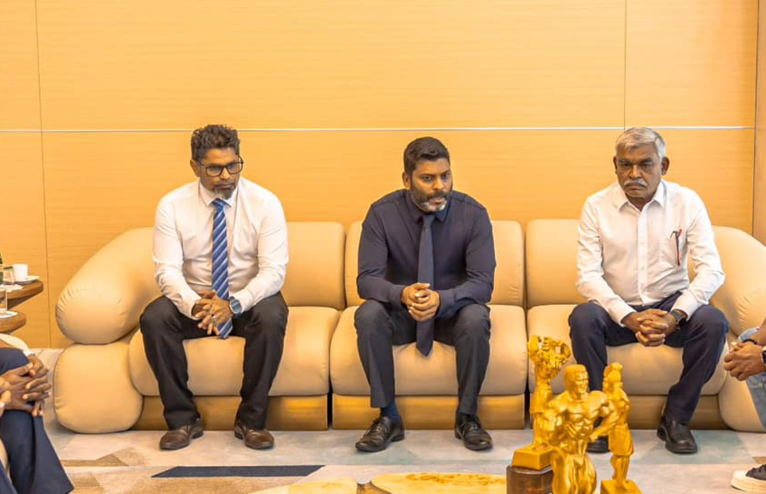 އޮލިމްޕިކް ކޮމިޓީގެ ރައީސް މުހައްމަދު އަބްދުސައްތާރާއީ ސްޕޯޓްސް މިނިސްޓަރު ރާފިއު އަދި ސްޕޯޓްސް ކޮމިޝަނާ ތޮލާލް: ބީއޭއެމްގެ މައްސަލައިގައި އޮލިމްޕިކް ކޮމިޓީގެ ދައުރު ބޮޑު ކަމަށް ތަޖުރިބާކާރުން ބުނޭ --- ފައިލް ފޮޓޯ: ސްޕޯޓްސް މިނިސްޓްރީ