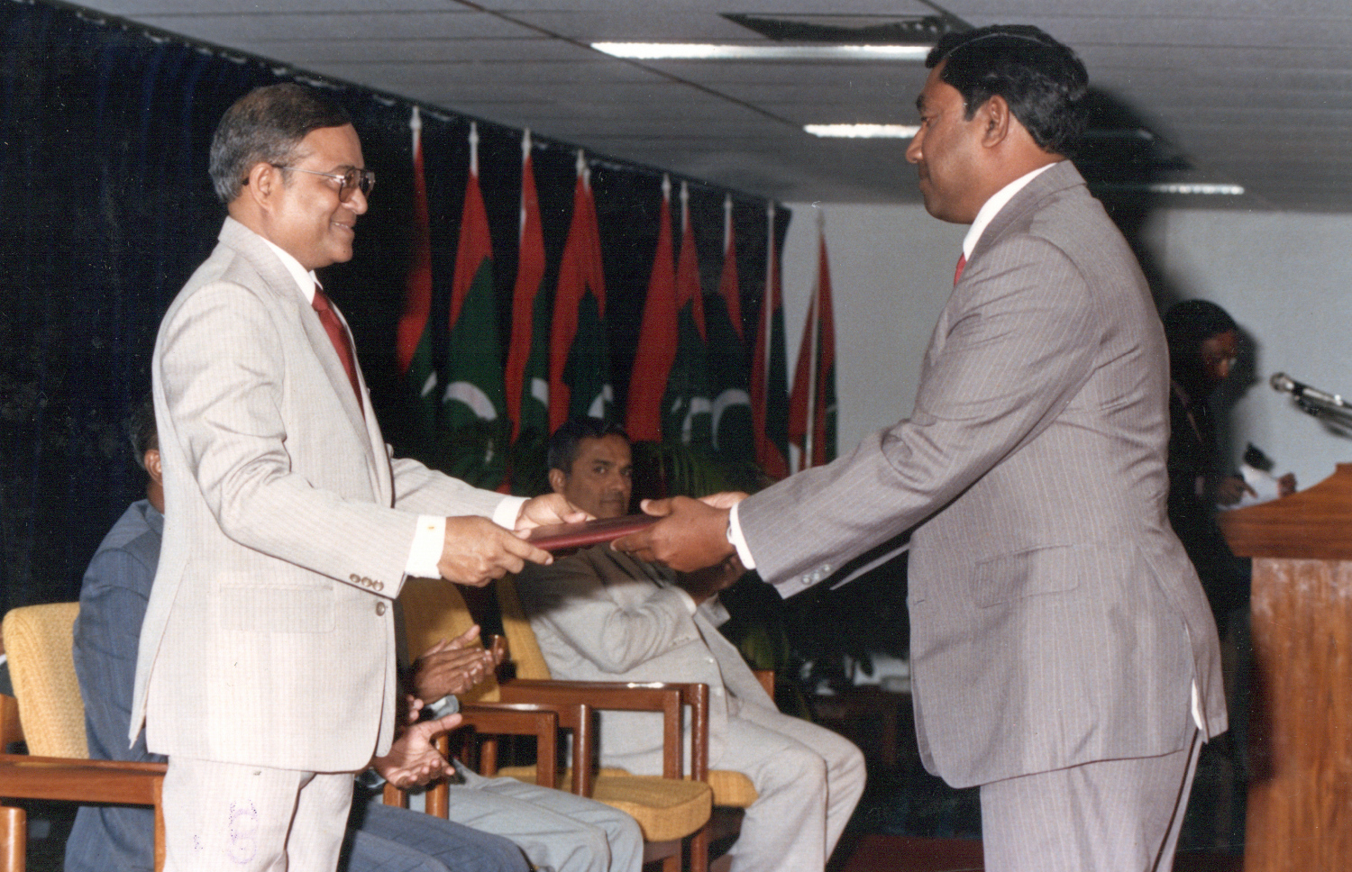 އިލްޔާސް (ކ) އަށް މައުމޫން 1987 ގައި ގައުމީ އިނާމު ދެއްވަނީ. --ފޮޓޯ: ރައީސް އޮފީސް