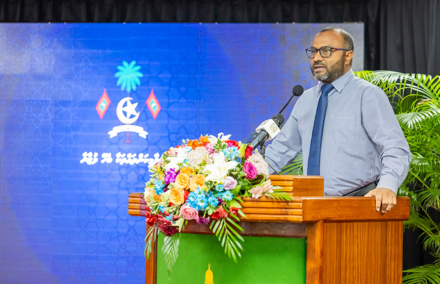 އިސްލާމިކް މިނިސްޓަރު ޑރ. މުހައްމަދު ޝަހީމު، ޒުވާން ހަތީބުން ޕްރޮގްރާމު ފުރިހަމަކުރި ކުދިންނަށް ލިޔުން ހަވާލުކުރުމަށް ފަހު ޖަލްސާގައި ވާހަކަ ދައްކަވަނީ.