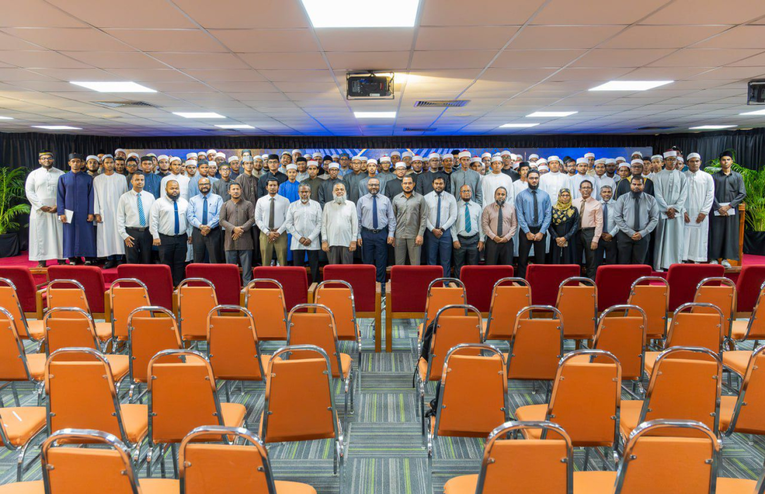 އިސްލާމިކް މިނިސްޓަރު ޑރ. މުހައްމަދު ޝަހީމާއި އެ މިނިސްޓްރީގެ އިސްވެރިން، ޒުވާން ހަތީބުން ޕްރޮގްރާމުގެ ދެވަނަ ބެޗު ނިންމި ދަރިވަރުންނާ އެކު.