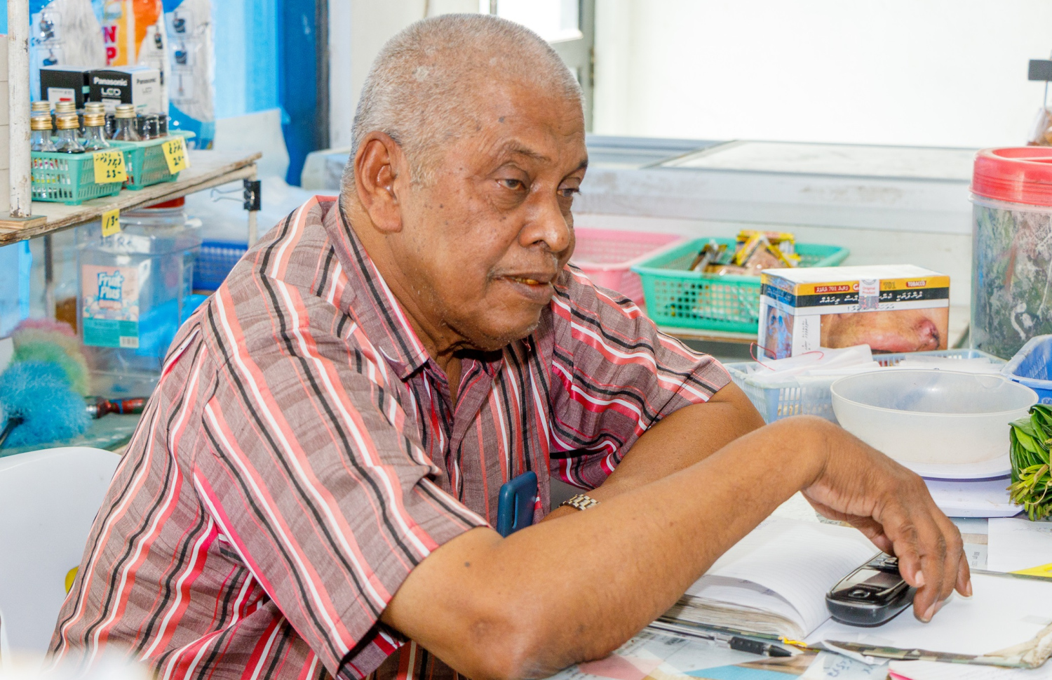 އުހުލި ފިހާރައިގެ ސޭޓު މަޖީދު އޭނާގެ ހަޔާތުން ވާހަކަތައް ކިޔައިދެނީ. -- މިހާރު ފޮޓޯ: އަލީ ނާސިރު