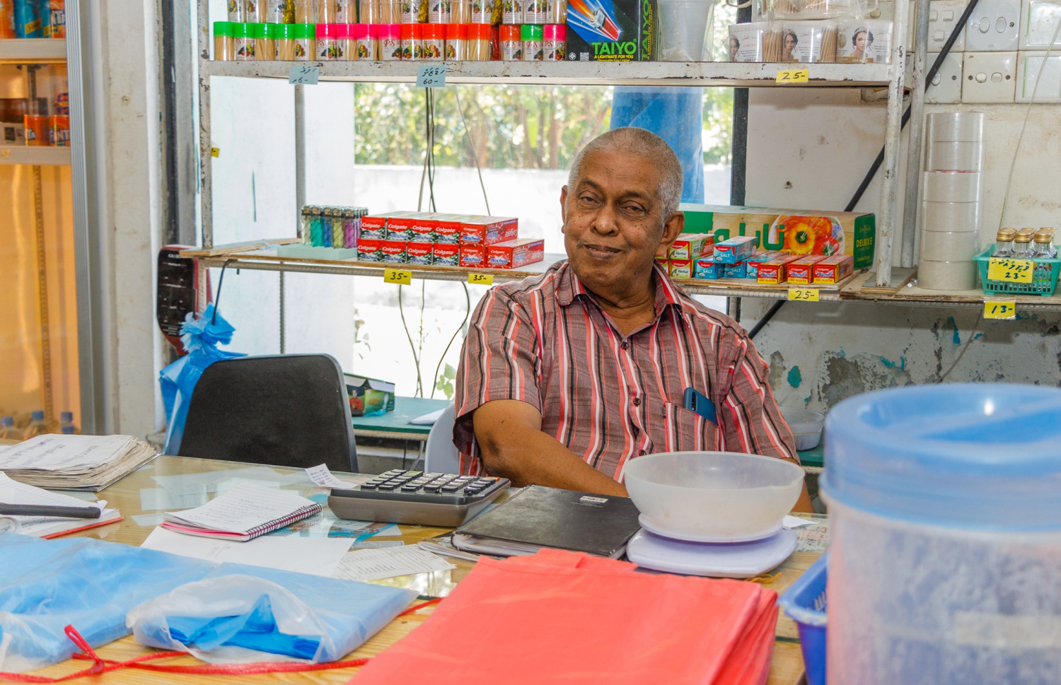 އުހުލި ފިހާރައިގެ ސޭޓު މަޖީދު އެންމެ އުފަލާ އެކު ކިޔައިދިނީ ދަތްކަނޑާ ވާހަކަ. -- މިހާރު ފޮޓޯ: އަލީ ނާސިރު