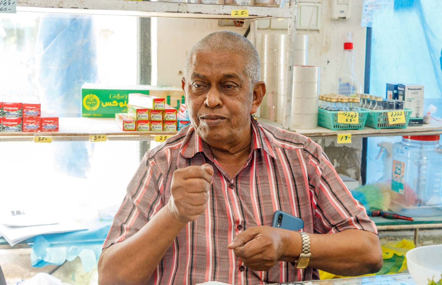 އުހުލި ފިހާރައިގެ ސޭޓު މަޖީދު އޭނާގެ ހަޔާތުން ވާހަކަތައް ކިޔައިދެނީ. -- މިހާރު ފޮޓޯ: އަލީ ނާސިރު