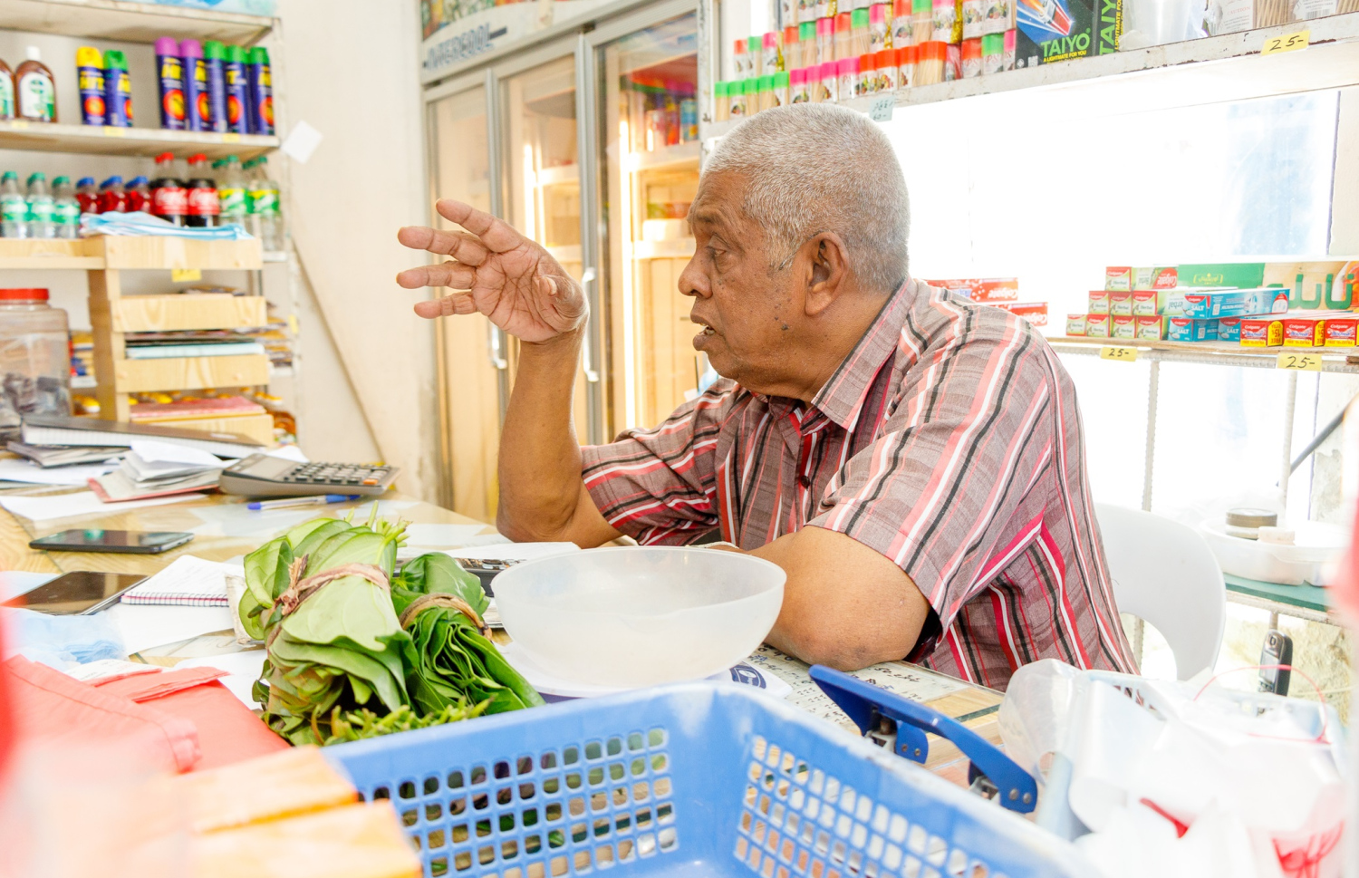 އުހުލި ފިހާރައިގެ ސޭޓު މަޖީދު އޭނާގެ ހަޔާތުން ވާހަކަތައް ކިޔައިދެނީ. -- މިހާރު ފޮޓޯ: އަލީ ނާސިރު