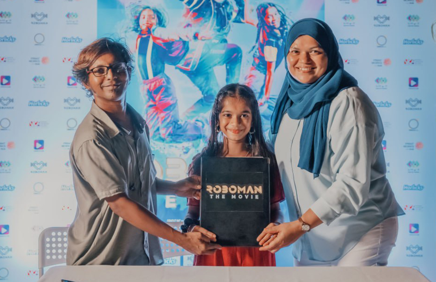 "ރޮބޯމޭން: ދަ މޫވީ"ގައި ލީޑު ރޯލެއް ކުޅޭ މިޝާ އިސްމާއިލް ނިޔާޒާއި އޭނާގެ މަންމަ އަދި ފިލްމުގެ ޕްރޮޑިއުސަރު މުހައްމަދު މުންތަސީރް (މުންކޮ) ފިލްމުގެ ލޯންޗިން އިވެންޓުގައި.-- ފޮޓޯ: އޯކޭޒްއިންކް