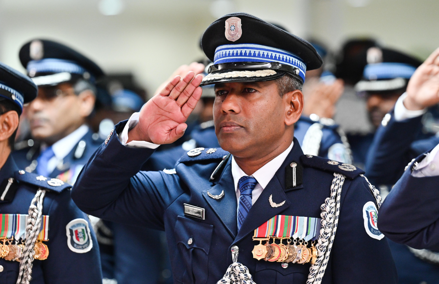 ދިވެހި ފުލުހުންގެ މުއައްސަސާ ވަކި މުއައްސަސާއެއްގެ ގޮތުގައި އުފައްދައި ހިދުމަތްދޭން ފެށިތާ 20 އަހަރު ފުރުން ފާހަގަކުރުމަށް އިސްކަންދަރު ކޮށީގައި ބޭއްވި ހާއްސަ ރަސްމިއްޔާތުގައި ބައިވެރިވެވަޑައިގެންނެވި ބައެއް އިސް އޮފިސަރުން.--- ފޮޓޯ: ނިޝާން އަލީ | މިހާރު