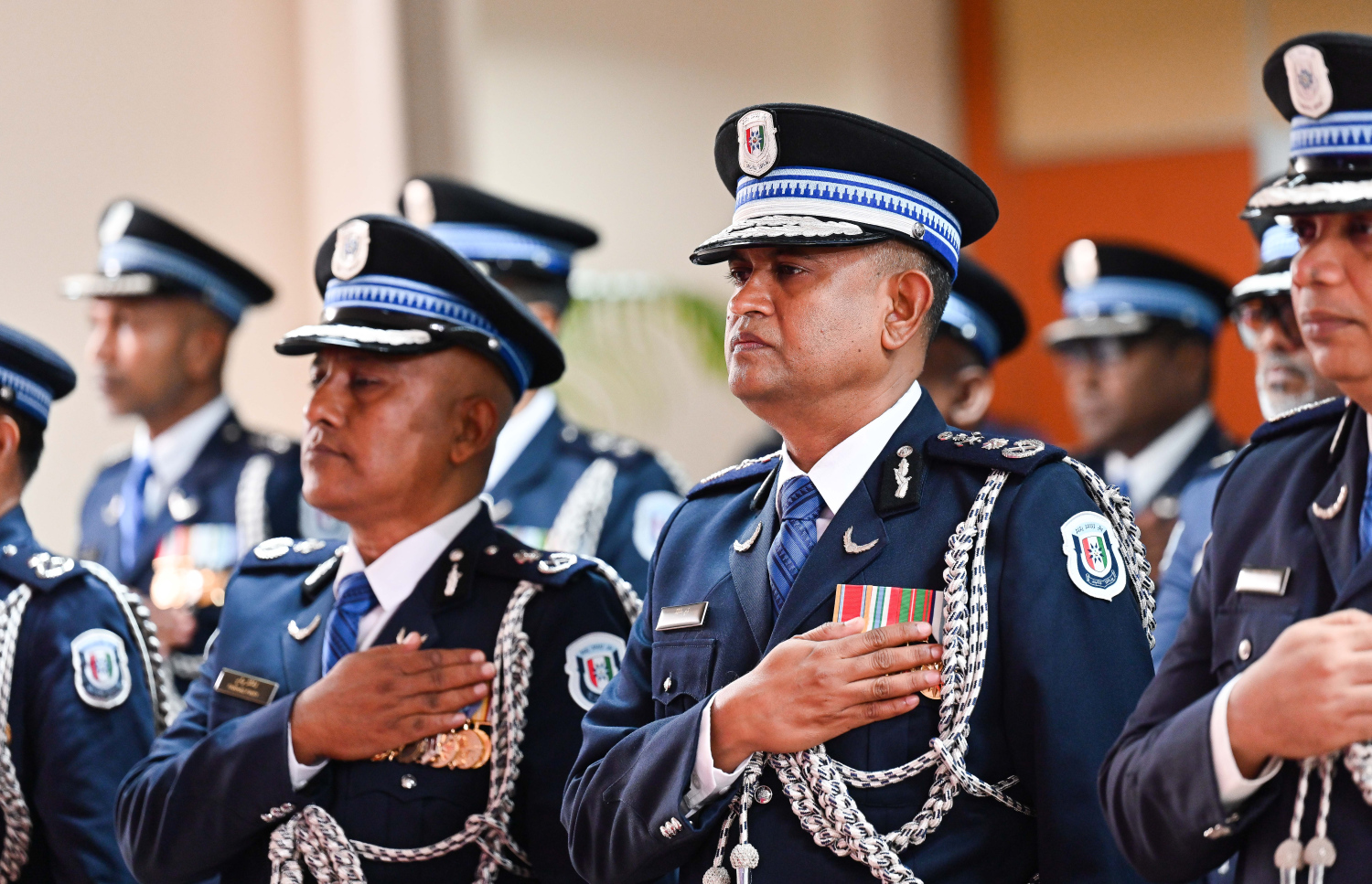 ދިވެހި ފުލުހުންގެ މުއައްސަސާ ވަކި މުއައްސަސާއެއްގެ ގޮތުގައި އުފައްދައި ހިދުމަތްދޭން ފެށިތާ 20 އަހަރު ފުރުން ފާހަގަކުރުމަށް އިސްކަންދަރު ކޮށީގައި ބޭއްވި ހާއްސަ ރަސްމިއްޔާތުގައި ޕޮލިސް ކޮމިޝަނަރު ޝުޖާއު އާއި ޑެޕިއުޓީ ޕޮލިސް ކޮމިޝަނަރުން ކަމަށްވާ ފަރުހާދާއި ނަވީން ބައިވެރިވެވަޑައިގަންނަވަނީ.-- ފޮޓޯ: ނިޝާން އަލީ | މިހާރު