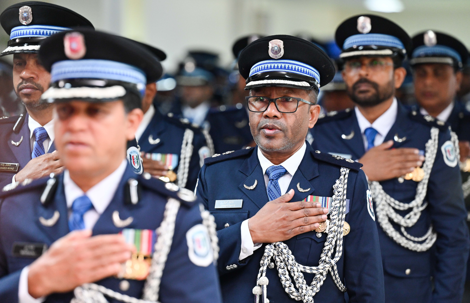 ދިވެހި ފުލުހުންގެ މުއައްސަސާ ވަކި މުއައްސަސާއެއްގެ ގޮތުގައި އުފައްދައި ހިދުމަތްދޭން ފެށިތާ 20 އަހަރު ފުރުން ފާހަގަކުރުމަށް އިސްކަންދަރު ކޮށީގައި ބޭއްވި ހާއްސަ ރަސްމިއްޔާތުގައި ބައިވެރިވެވަޑައިގެންނެވި ބައެއް އޮފިސަރުން.--- ފޮޓޯ: ނިޝާން އަލީ | މިހާރު