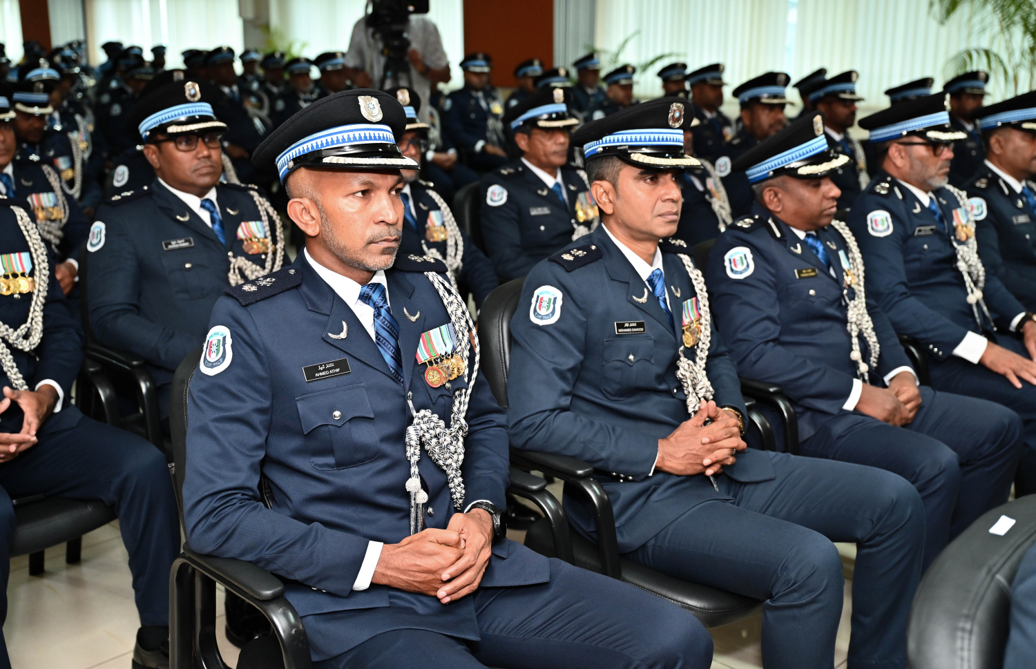 ދިވެހި ފުލުހުންގެ މުއައްސަސާ ވަކި މުއައްސަސާއެއްގެ ގޮތުގައި އުފައްދައި ހިދުމަތްދޭން ފެށިތާ 20 އަހަރު ފުރުން ފާހަގަކުރުމަށް އިސްކަންދަރު ކޮށީގައި ބޭއްވި ހާއްސަ ރަސްމިއްޔާތުގައި ބައިވެރިވެވަޑައިގެންނެވި ބައެއް އޮފިސަރުން.--- ފޮޓޯ: ނިޝާން އަލީ | މިހާރު