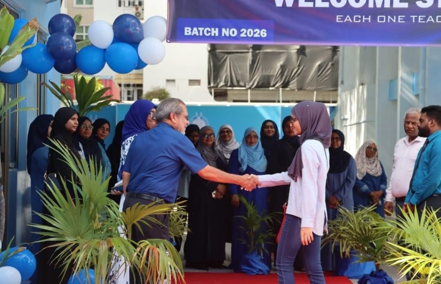 މާލޭ ސީއެޗްއެސްއީ އިމާރާތް ހުޅުވައި ކިޔަވައިދޭން ފެށުން ފާހަގަ ކުރުމަށް ބޭއްވި ރަސްމިއްޔާތުގައި އެ ސްކޫލުގެ ޕްރިންސިޕަލް އަބްދުﷲ ދިދީ ސަލާމް ކުރައްވަނީ-- ފޮޓޯ: އެޑިއުކޭޝަން މިނިސްޓްރީ