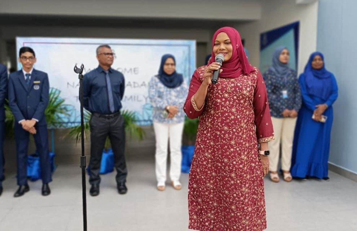 އިއްޒުއްދީން ސްކޫލުގެ ކުރީގެ ޕްރިންސިޕަލް ނާދިރާ ދަރުމަވަންތަ ސްކޫލްގެ އެސެމްބްލީއެއްގައި ބައިވެރިވެވަޑައިގަންނަވަނީ -- ފޮޓޯ | ދަރުމަވަންތަ ސްކޫލް