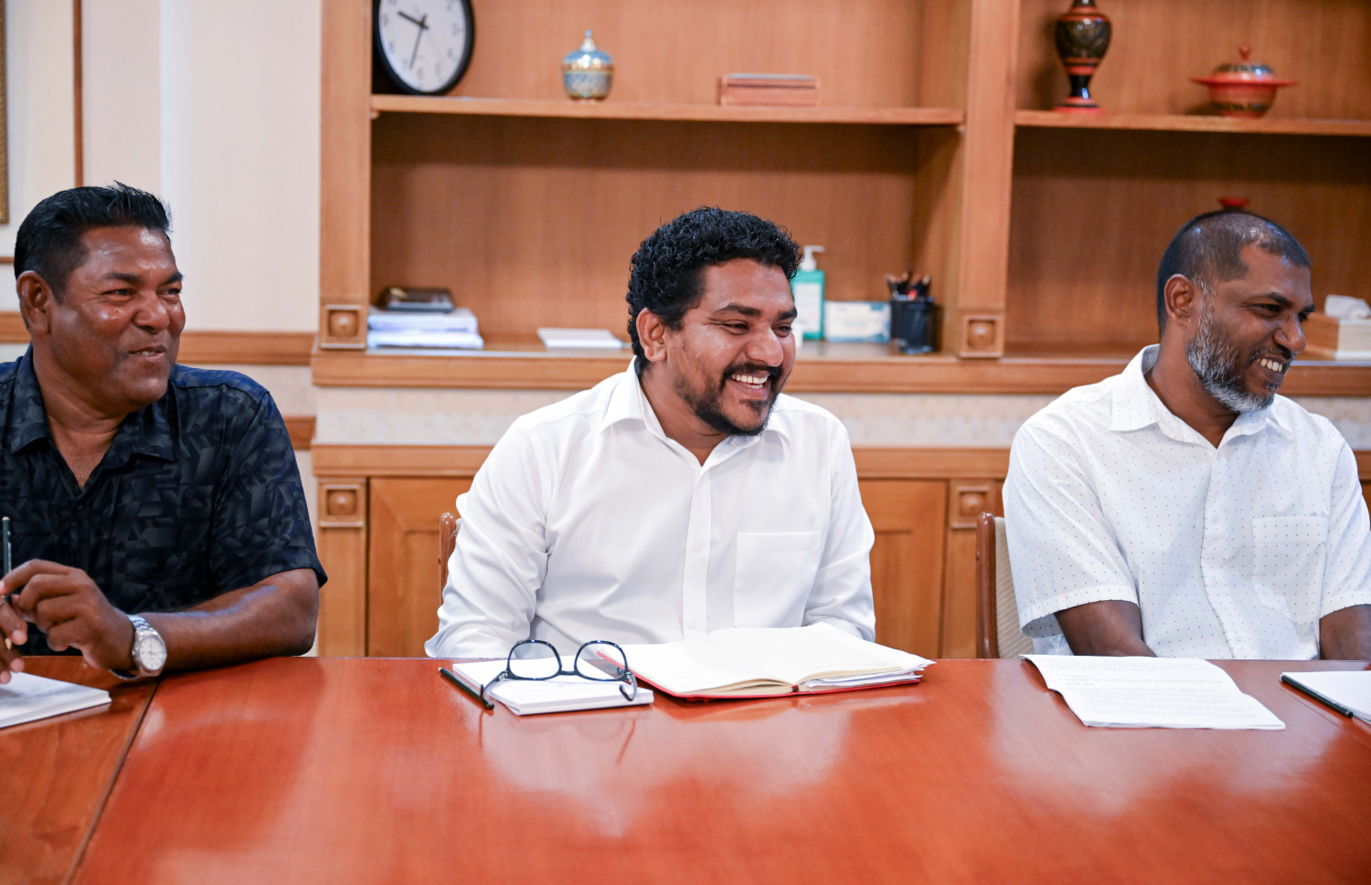 ރައީސް ޑރ. މުހައްމަދު މުއިއްޒު ބޮޑުކަންނެލީގެ މަސްވެރިންގެ ޔޫނިއަން (ބީކޭއެމްޔޫ)ގެ މެމްބަރުންނާ އެކު ބޭއްވި ބައްދަލުވުމުގައި އެ ޖަމިއްޔާގެ ބޭފުޅުން.-- ފޮޓޯ: ރައީސް އޮފީސް