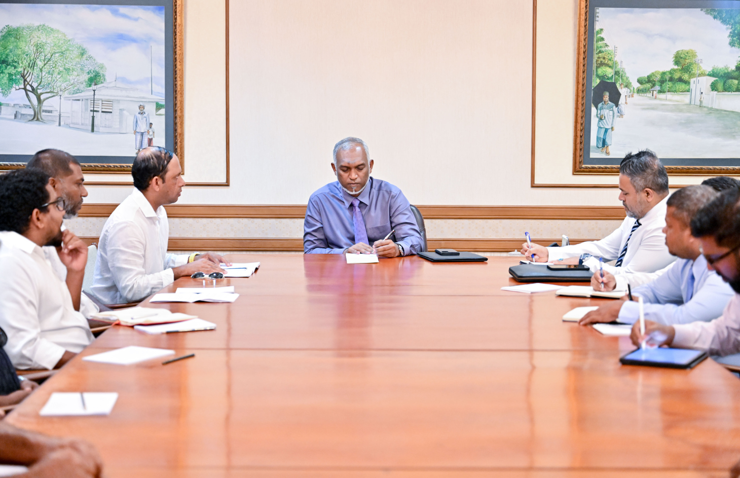 ރައީސް ޑރ. މުހައްމަދު މުއިއްޒު، ބޮޑުކަންނެލީ މަސްވެރިންގެ ޔޫނިއަން (ބީކޭއެމްޔޫ)ގެ މެމްބަރުންނާ ބައްދަލުކުރައްވަނީ. -- ފޮޓޯ: ރައީސް އޮފީސް