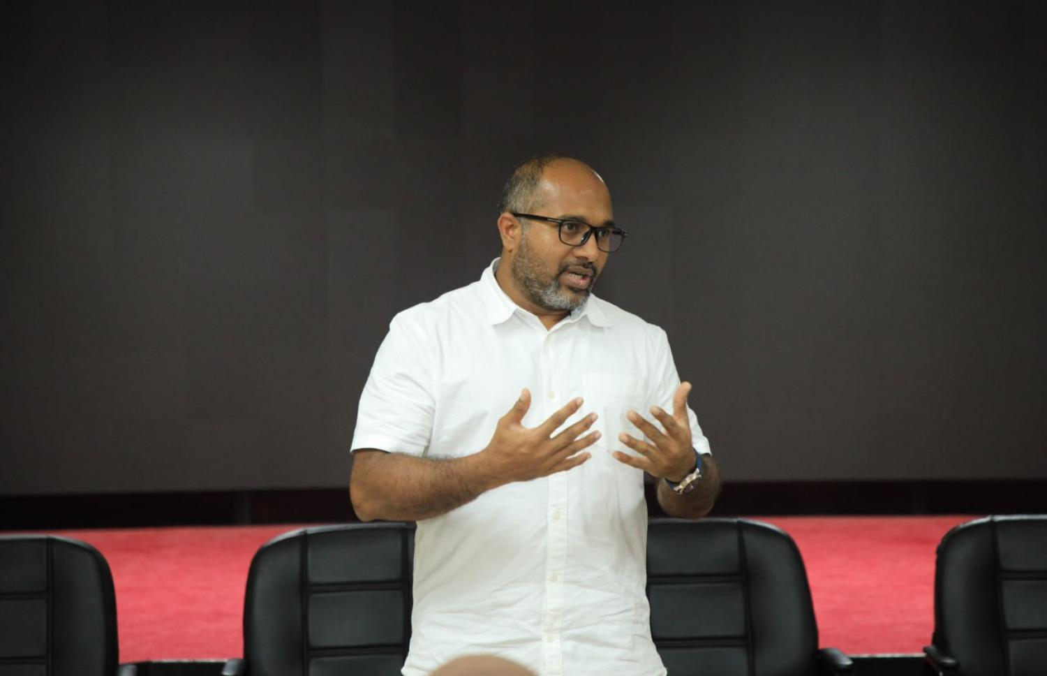 އަތުހަރު ޖަލުގައި އަމިއްލައަށް މަރުވާން މަސައްކަތް ކުރި ތަން ފެންނަ ވީޑިއޯ ނޫސްވެރިންނަށް ދައްކަން ބޭއްވި ބައްދަލުވުމުގައި މިނިސްޓަރު އިހުސާން ވާހަކަ ދައްކަވަނީ.---ފޮޓޯ: ޕޮލިސް