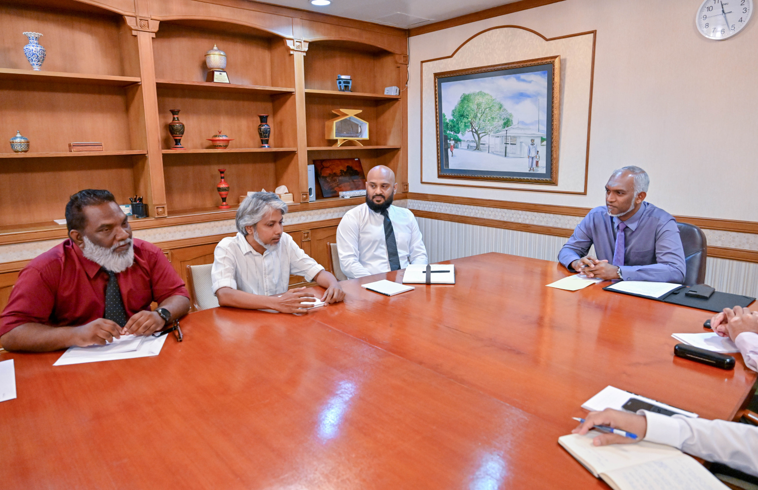 ރައީސް ޑރ. މުހައްމަދު މުއިއްޒު، ހައުސިން ޔޫނިއަންތަކުގެ މެމްބަރުންނާ އެކު ބޭއްވި ބައްދަލުވުން.-- ފޮޓޯ: ރައީސް އޮފީސް