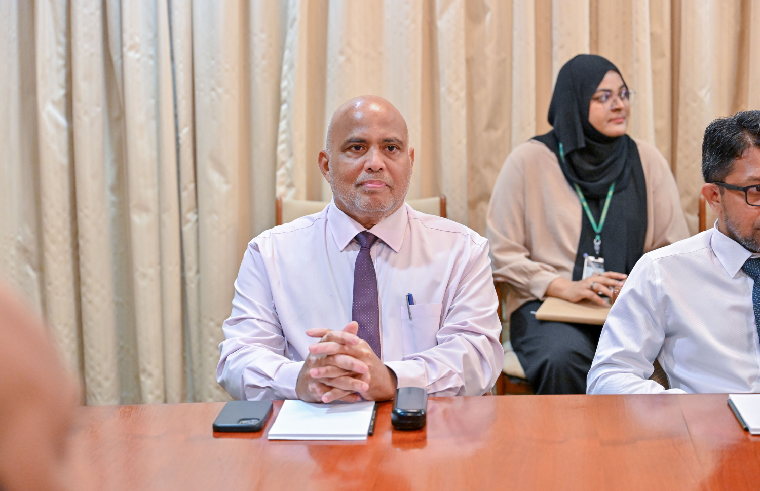 ރައީސް ޑރ. މުހައްމަދު މުއިއްޒު، ހައުސިން ޔޫނިއަންތަކުގެ މެމްބަރުންނާ އެކު ބޭއްވި ބައްދަލުވުމުގައި ހައުސިން މިނިސްޓަރު ޑރ. އަލީ ހައިދަރު އަހްމަދު.-- ފޮޓޯ: ރައީސް އޮފީސް