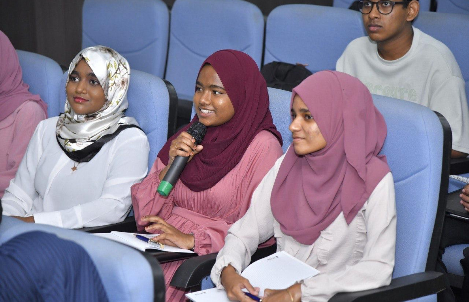 އިއާދަކުރަނިވި ހަކަތައިގެ ތަޖުރިބާ ދަތުރަކަށް ދިވެހި ދަރިވަރުން އިންޑިއާގައި.-- ފޮޓޯ: ތިމާވެއްޓާ ބެހޭ މިނިސްޓްރީ