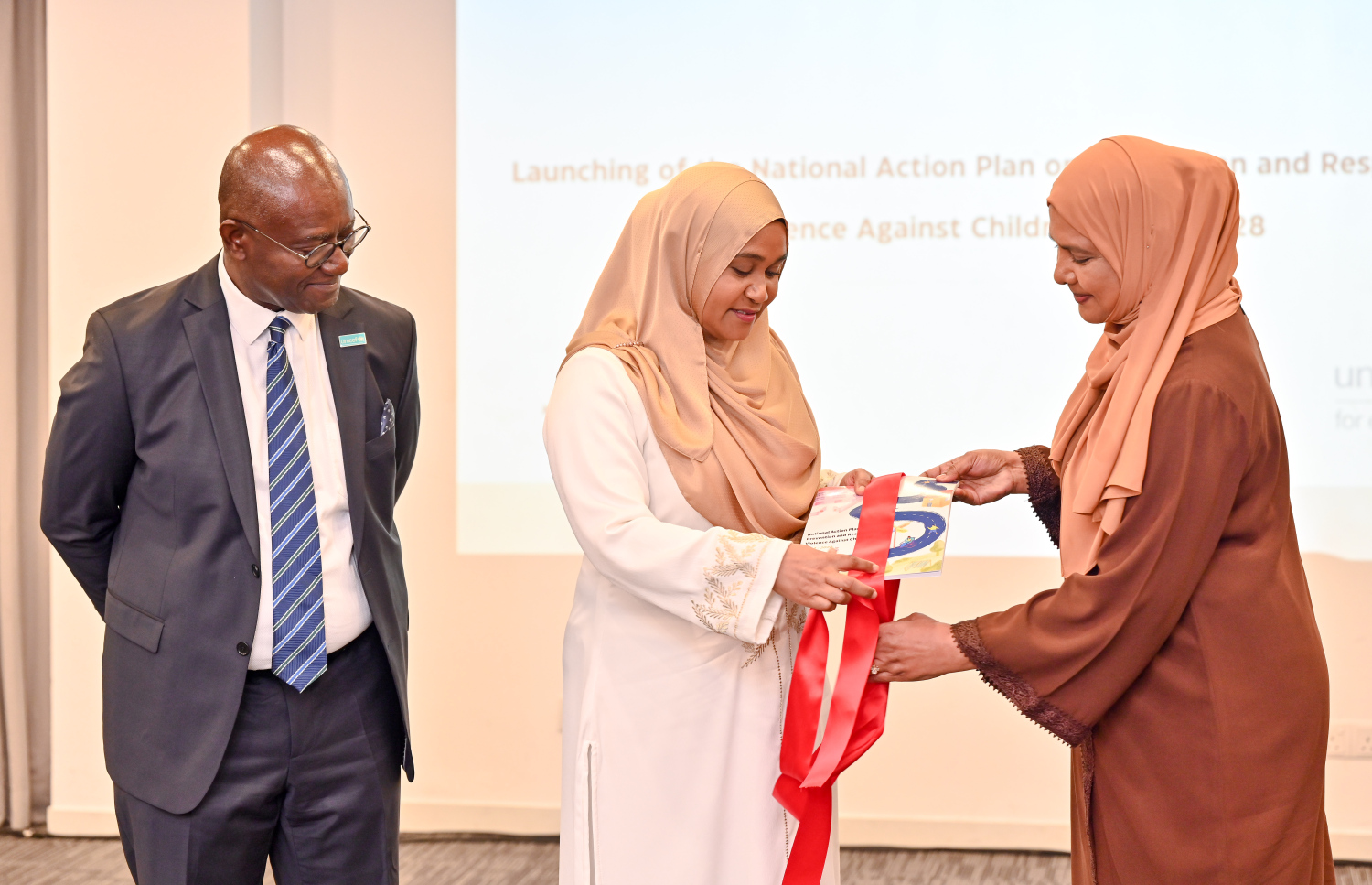 ކުޑަކުދިންނަށް ކުރާ އަނިޔާ ހުއްޓުވުމާ ގުޅޭ ގައުމީ އެކްޝަން ޕްލޭން އިފްތިތާހުކުރުމުގެ ޖަލްސާގައި ރައީސުލްޖުމްހޫރިއްޔާގެ އަނބިކަނބަލުން ސާޖިދާ މުހައްމަދާއި ޖެންޑާ މިނިސްޓަރު އައިޝަތު ޝިހާމް އިފްތިތާހުކޮށްދެއްވަނީ-- ފޮޓޯ: ނިޝާން އަލީ | މިހާރު