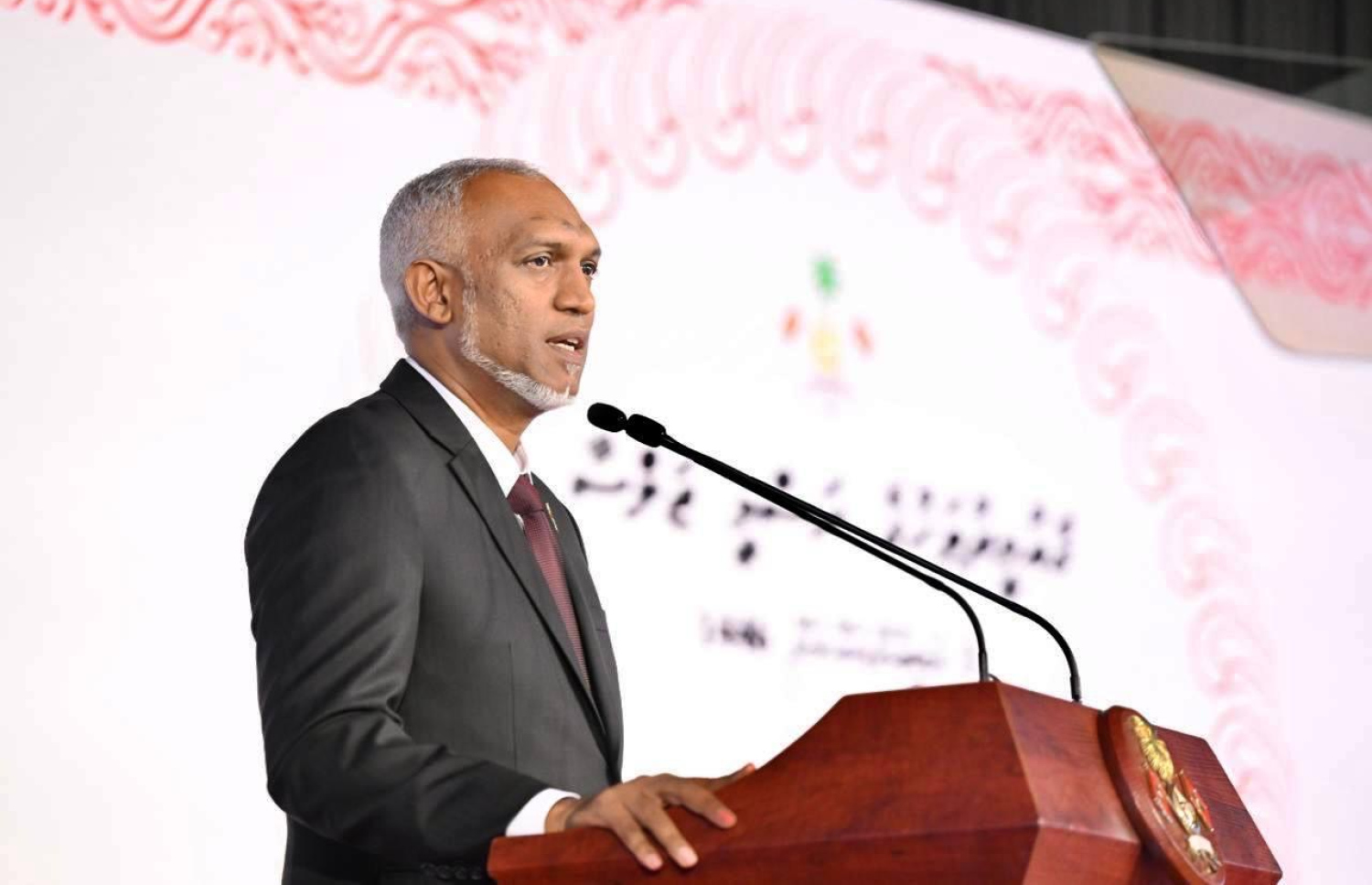ގައުމީ ދުވަހުގެ މުނާސަބަތުގައި ބޭއްވި ރަސްމީ ޖަލްސާގައި ރައީސް ވާހަކަފުޅު ދައްކަވަނީ: އިހުގައި ދިވެހިންގެ މެދުގައި އޮތް އަހްލާގީ މަތިވެރި ދަންމަރު އަލުން ހުޅުދާން ކުރައްވާނެ ކަމަށް - ފޮޓޯ: ރައީސް އޮފީސް