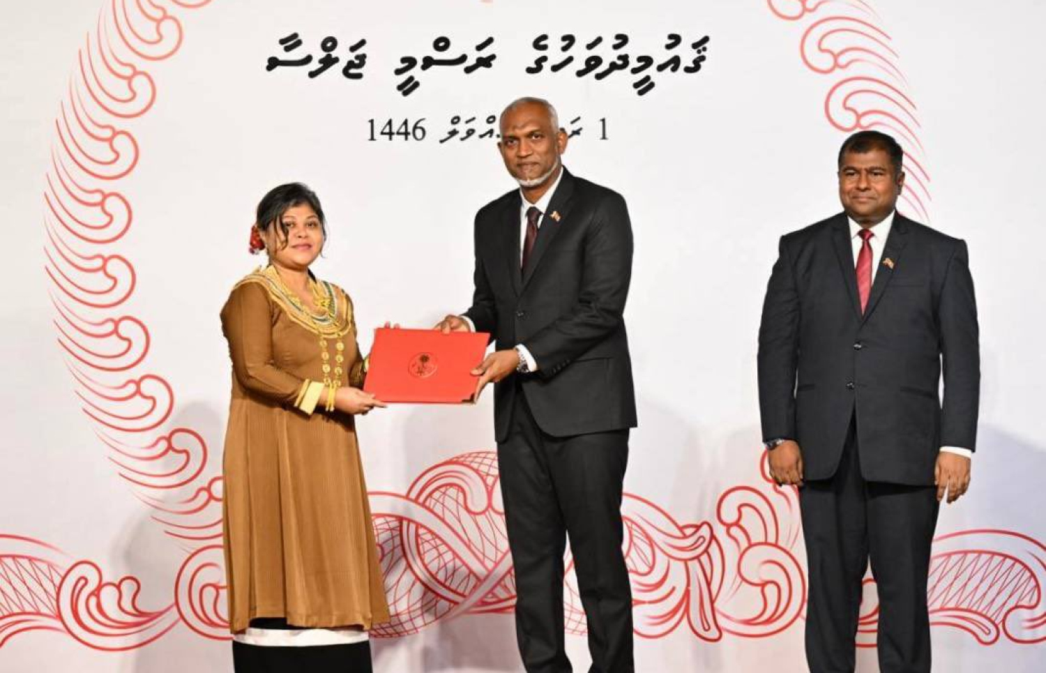 ގައުމީ ދުވަހުގެ ރަސްމީ ޖަލްސާގެ ތެރެއިން: ރިސޯސްތައް އަތްމައްޗަށް އަރާނީ މަސައްކަތްތެރިކަމާއި ހުނަރުވެރިކަމުގެ ތެރޭން ކަމަށް ވިދާޅުވި - ފޮޓޯ: ރައީސް އޮފީސް