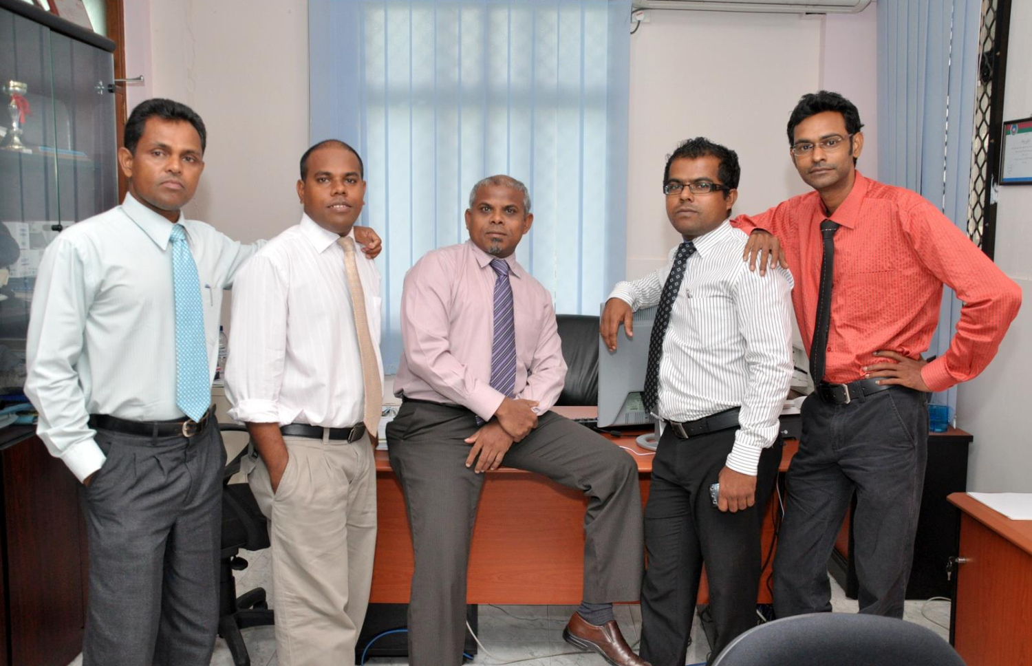 މޫސަ (މ) "ހަވީރު" ގެ ބައެއް ސީނިއާ ނޫސްވެރިންނާ އެކު.