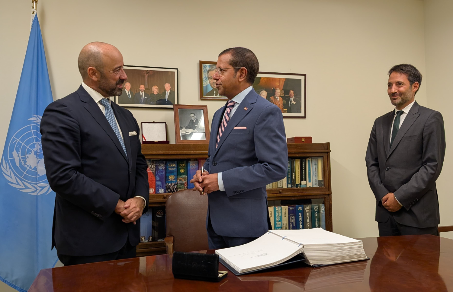 މާކަނޑު ހިމާޔަތްކުރުމާ ބެހޭ އދ. ގެ މުއާހަދާގައި އދ. އަށް ރާއްޖެއިން ކަނޑައަޅުއްވާފައި ހުންނަވާ ދާއިމީ މަންދޫބު ޑރ. އަލީ ނަސީރު މުހައްމަދު ސޮއިކުރައްވަނީ.-- ފޮޓޯ: ތިމާވެއްޓާ ބެހޭ މިނިސްޓްރީ