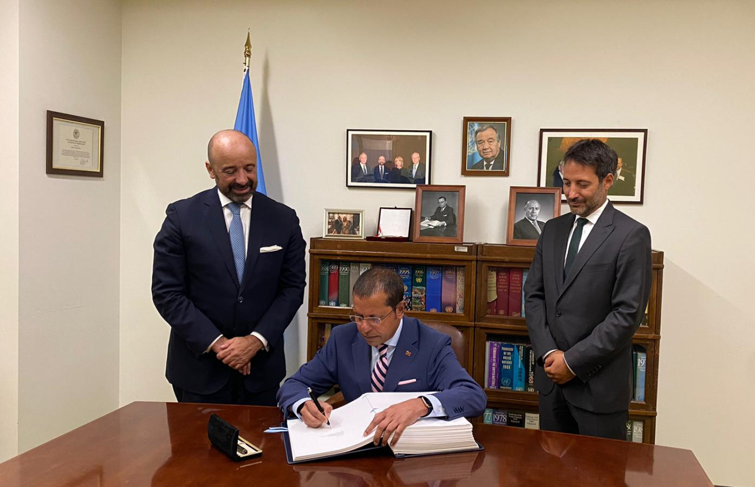 މާކަނޑު ހިމާޔަތްކުރުމާ ބެހޭ އދ. ގެ މުއާހަދާގައި އދ. އަށް ރާއްޖެއިން ކަނޑައަޅުއްވާފައި ހުންނަވާ ދާއިމީ މަންދޫބު ޑރ. އަލީ ނަސީރު މުހައްމަދު ސޮއިކުރައްވަނީ.-- ފޮޓޯ: ތިމާވެއްޓާ ބެހޭ މިނިސްޓްރީ