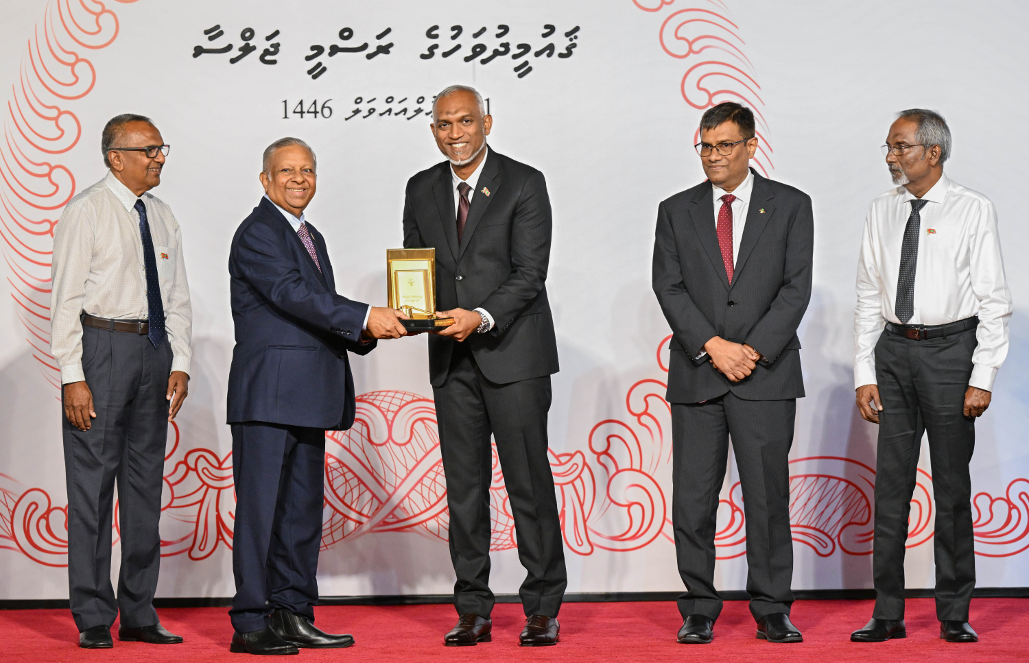 ދިވެހި ގައުމިއްޔަތަށް ހިދުމަތް ކުރެއްވުމުގެ އެެންމެ މަތިވެރި ޝަރަފު، ފަޟީލައްތުޝައިހް ހުސެއިން ސަލާހުއްދީނުގެ ހަނދާނަށް އެ މަނިކުފާނުގެ ދޮށީ ކާފަ ދަރިފުޅު ހުސެއިން ޝިހާބުއާ ރައީސް މުއިއްޒު ހަވާލު ކުރައްވަނީ.---ފޮޓޯ: ރައީސް އޮފީސް