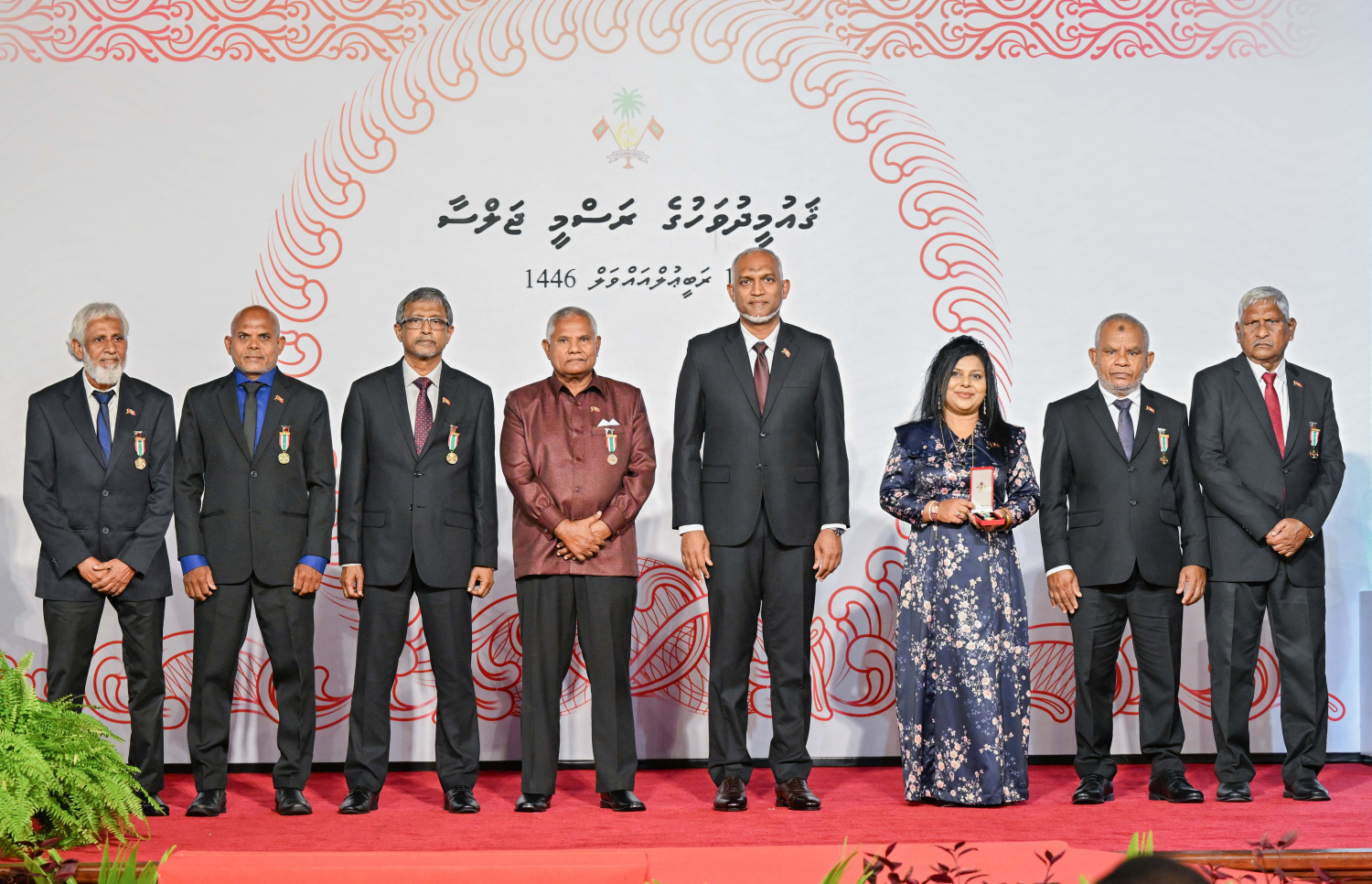 ޝަރަފުވެރިކަމުގެ ގައުމީ އިނާމު މި އަހަރު ހޯއްދެވި ބޭފުޅުންނާ އެކު ރައީސް މުއިއްޒު ފޮޓޯފުޅެއް ނަންގަވަނީ.---ފޮޓޯ: ރައީސް އޮފީސް