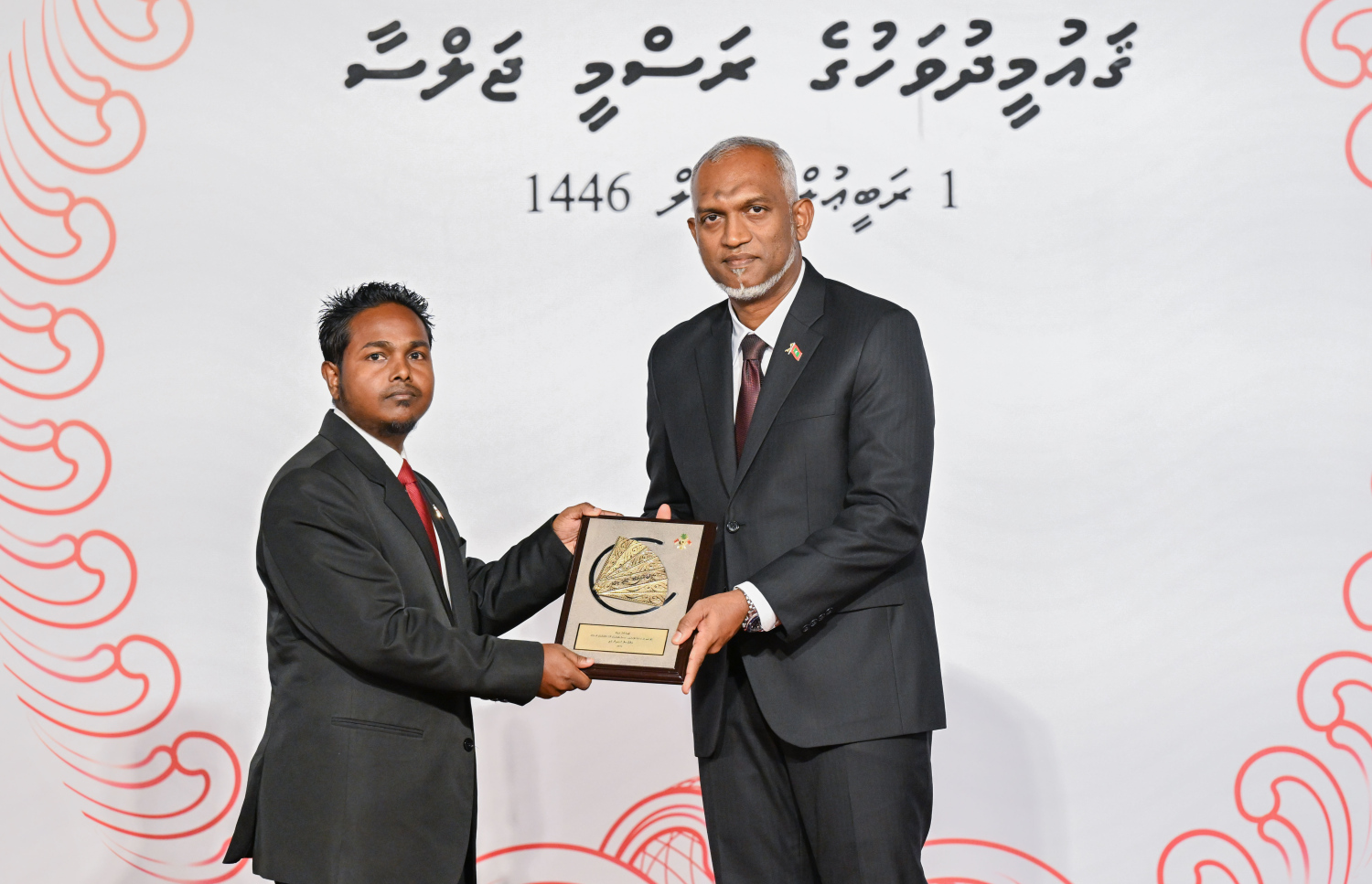 ސަރުކާރުން މި އަހަރު ގައުމީ އިނާމު ދިން ބޭފުޅަކާ ރައީސް މުއިއްޒު އިނާމު ހަވާލުކުރައްވަނީ.---ފޮޓޯ: ރައީސް އޮފީސް