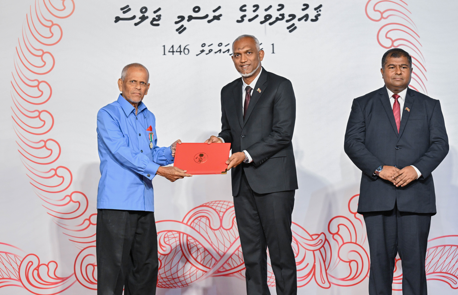 ގައުމިއްޔަތުގެ ދިރާސާތައް ކުރުމަށް ސަރުކާރުން އުފައްދަން ނިންމި ހާއްސަ ކޮލެޖު "ދިވެހި ގައުމިއްޔަތުގެ އިސްވަރު" ގެ ކައުންސިލަށް ރައީސް މުއިއްޒު އައްޔަން ކުރެއްވި ކަށިމާ އަހުމަދު ޝާކިރުއާ ލިޔުން ހަވާލު ކުރައްވަނީ.---ފޮޓޯ: ރައީސް އޮފީސް