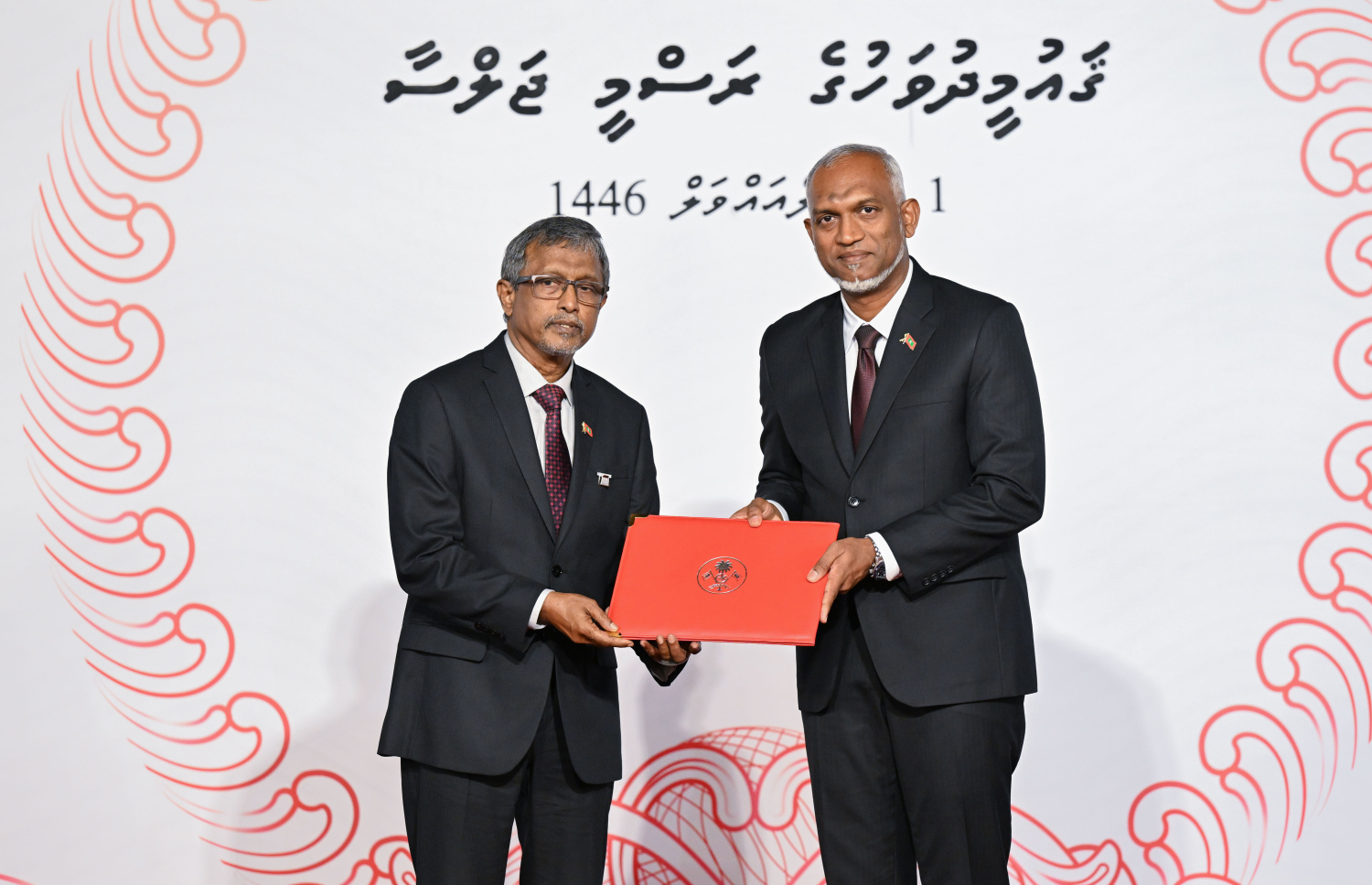 ސަރުކާރުން މި އަހަރު ޝަރަފުވެރިކަމުގެ އިނާމު ދިން، އެތެރެހަށީގެ ހާއްސަ ޑޮކްޓަރު އަބްދުލް އަޒީޒު ޔޫސުފް (ޑރ. އަޒީ) އާ ރައީސް މުއިއްޒު ހަދާނީ ލިޔުން ހަވާލު ކުރައްވަނީ.---ފޮޓޯ: ރައީސް އޮފީސް