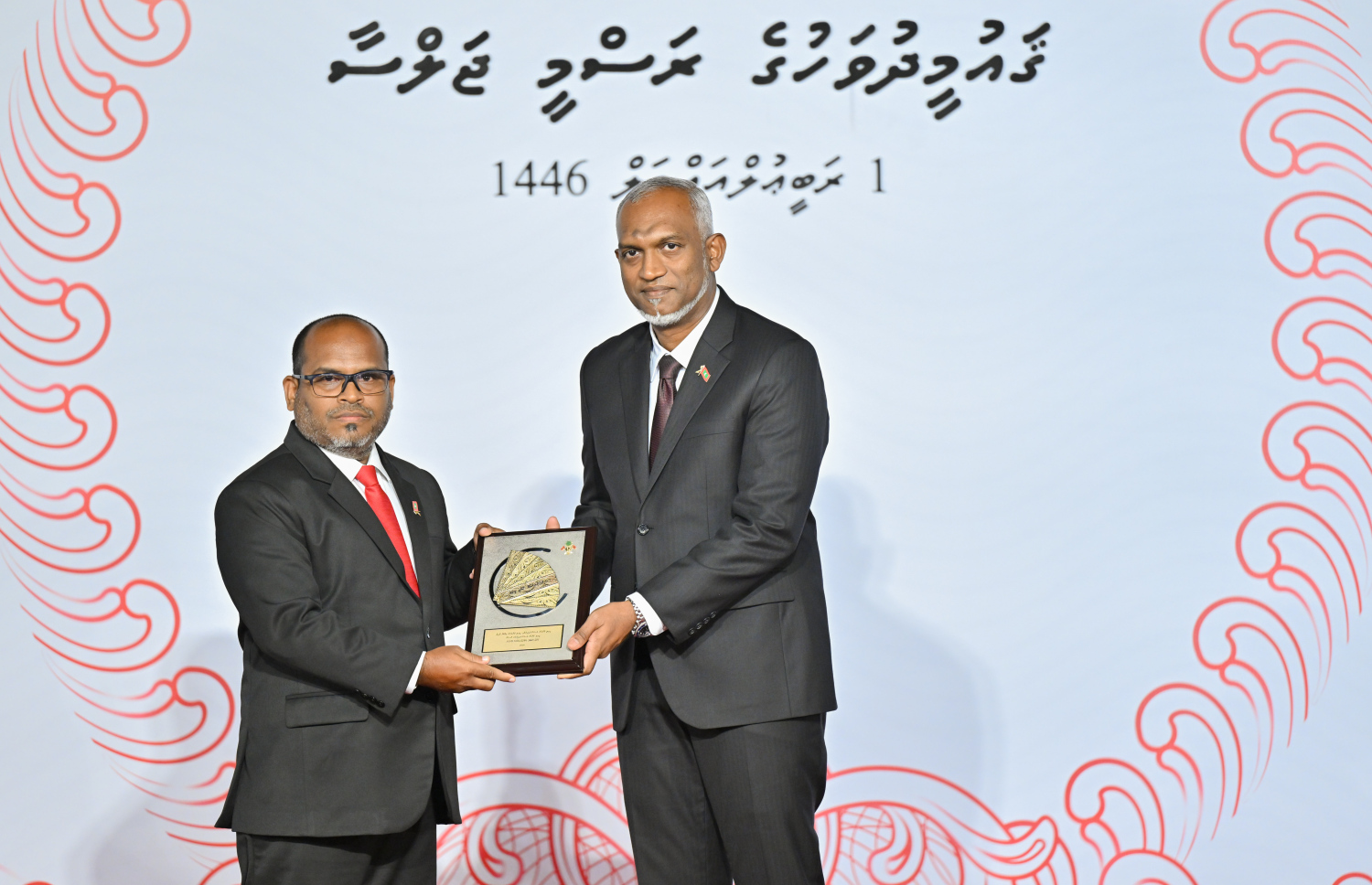 ސަރުކާރުން މި އަހަރު ގައުމީ އިނާމު ދިން ބޭފުޅަކާ ރައީސް މުއިއްޒު އިނާމު ހަވާލުކުރައްވަނީ.---ފޮޓޯ: ރައީސް އޮފީސް