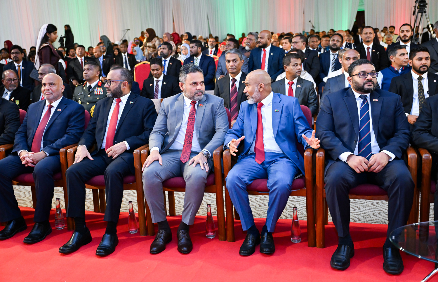 މި އަހަރުގެ ގައުމީ ދުވަހުގެ މުނާސަބަތުގައި ބޭއްވި ރަސްމީ ޖަލްސާގައި ބައެއް މިނިސްޓަރުން ބައިވެރިވެވަޑައިގަންނަވަނީ.---ފޮޓޯ: ރައީސް އޮފީސް