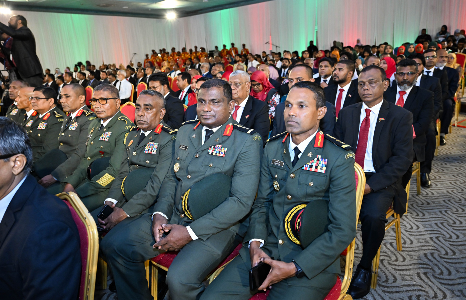 މިއަދު ފާހަގަކުރާ ރާއްޖޭގެ ގައުމީ ދުވަހުގެ މުނާސަބަތުގައި ދަރުބާރުގޭގައި ބޭއްވި ރަސްމީ ޖަލްސާގައި ސިފައިންގެ އިސް އޮފިސަރުންތަކެއް ބައިވެރިވެވަޑައިގަންނަވަނީ.-.-- ފޮޓޯ: ރައީސް އޮފީސް